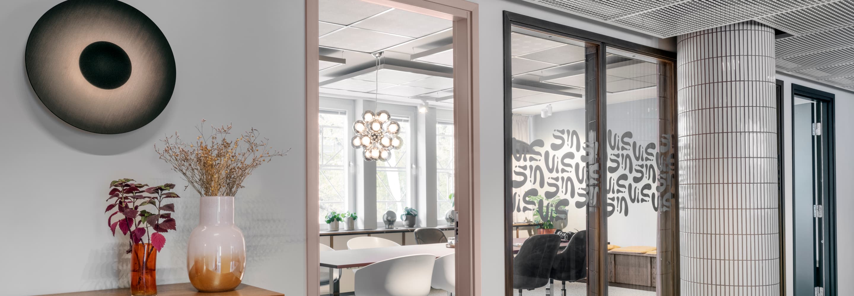 Ett rum med ett träskåp och en glasdörr.