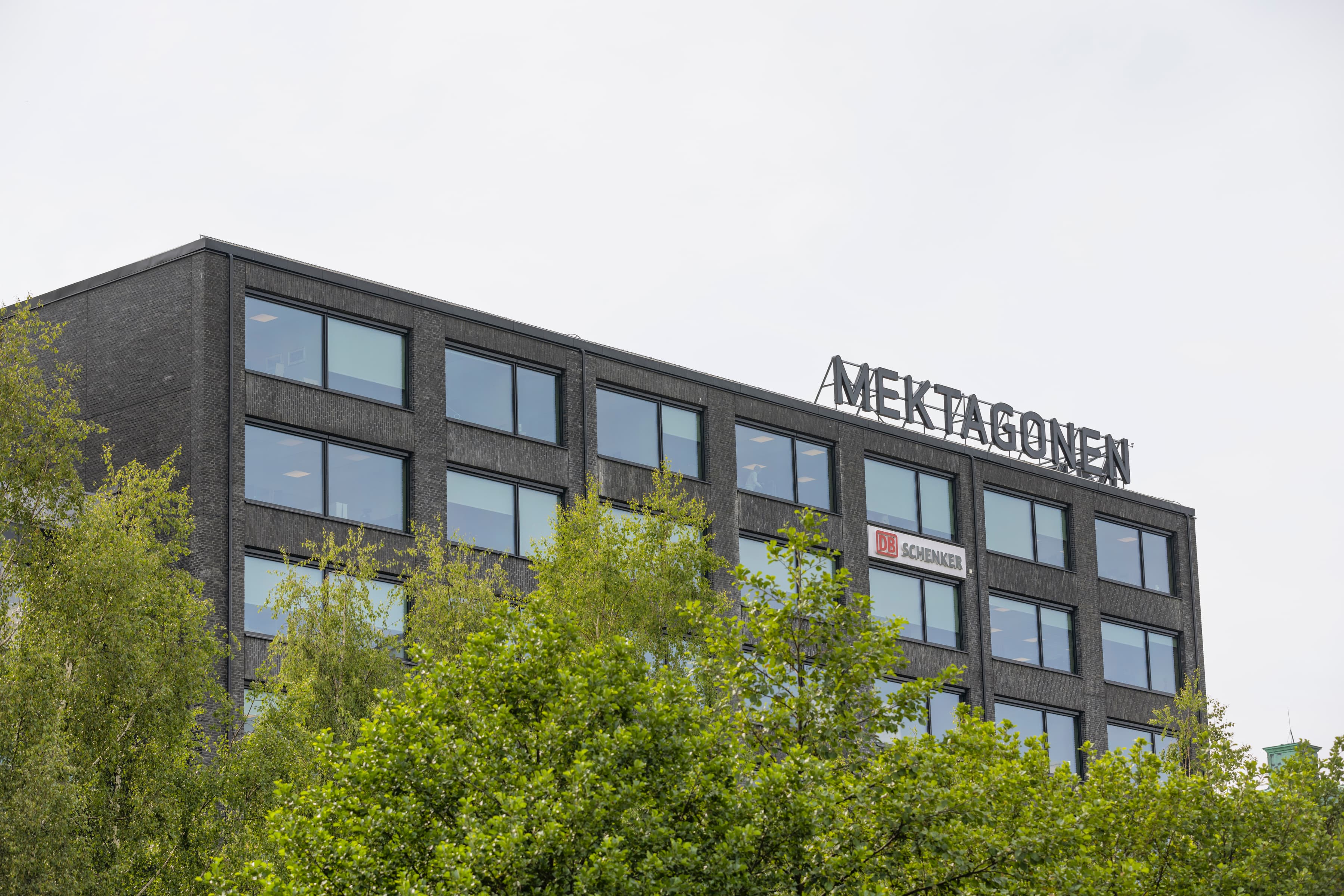 En stor svart byggnad med en skylt på toppen.