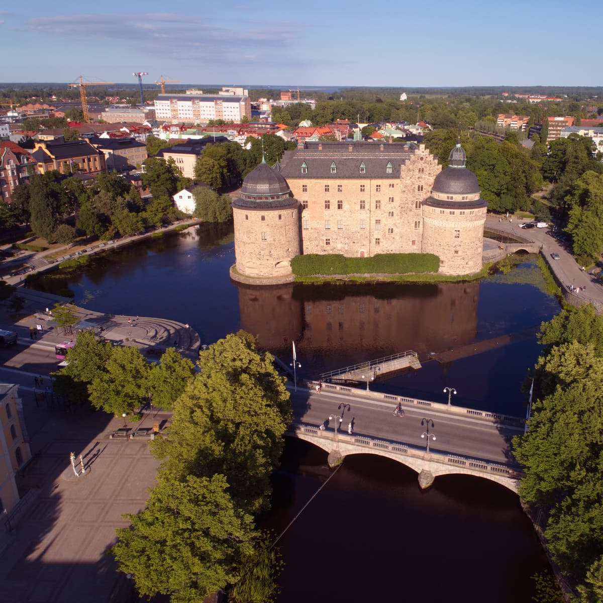 En flygbild av en stad med en bro.