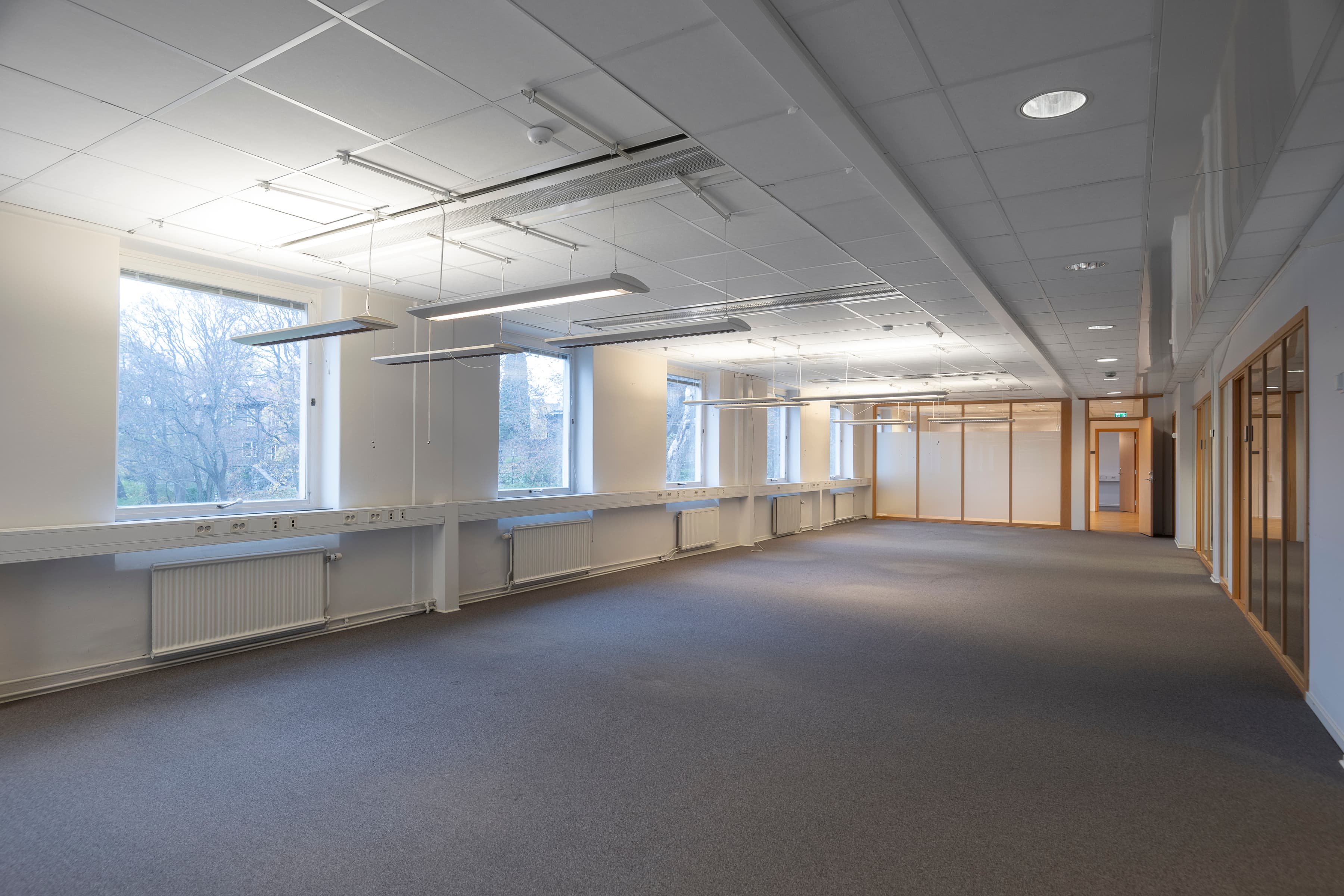 Ett stort tomt rum med många fönster.