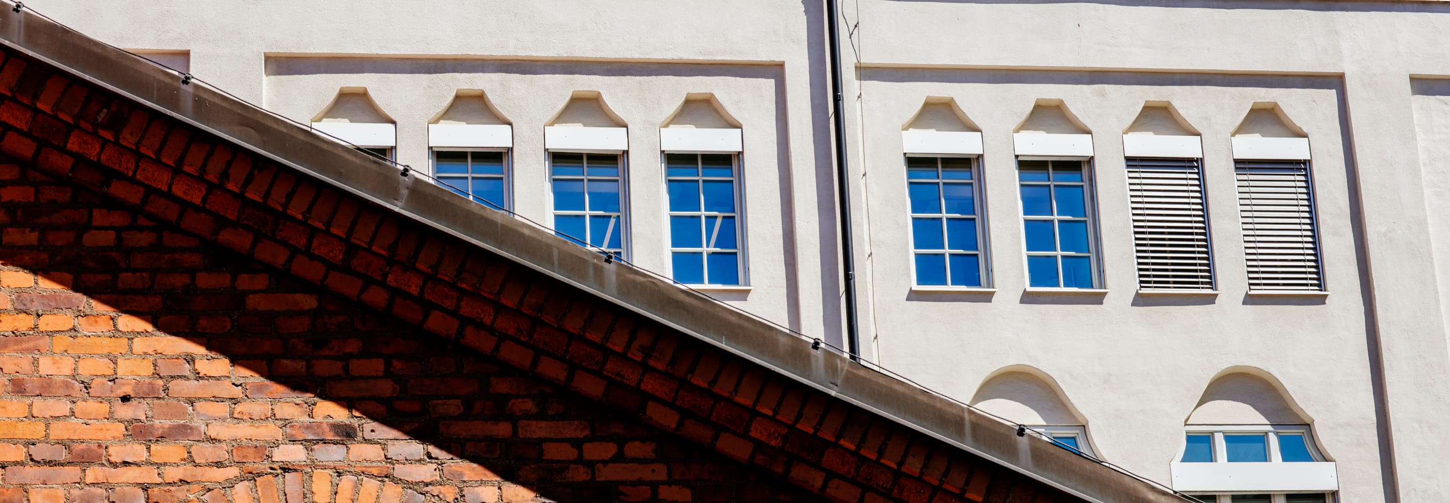 Ett runt fönster på sidan av en byggnad.