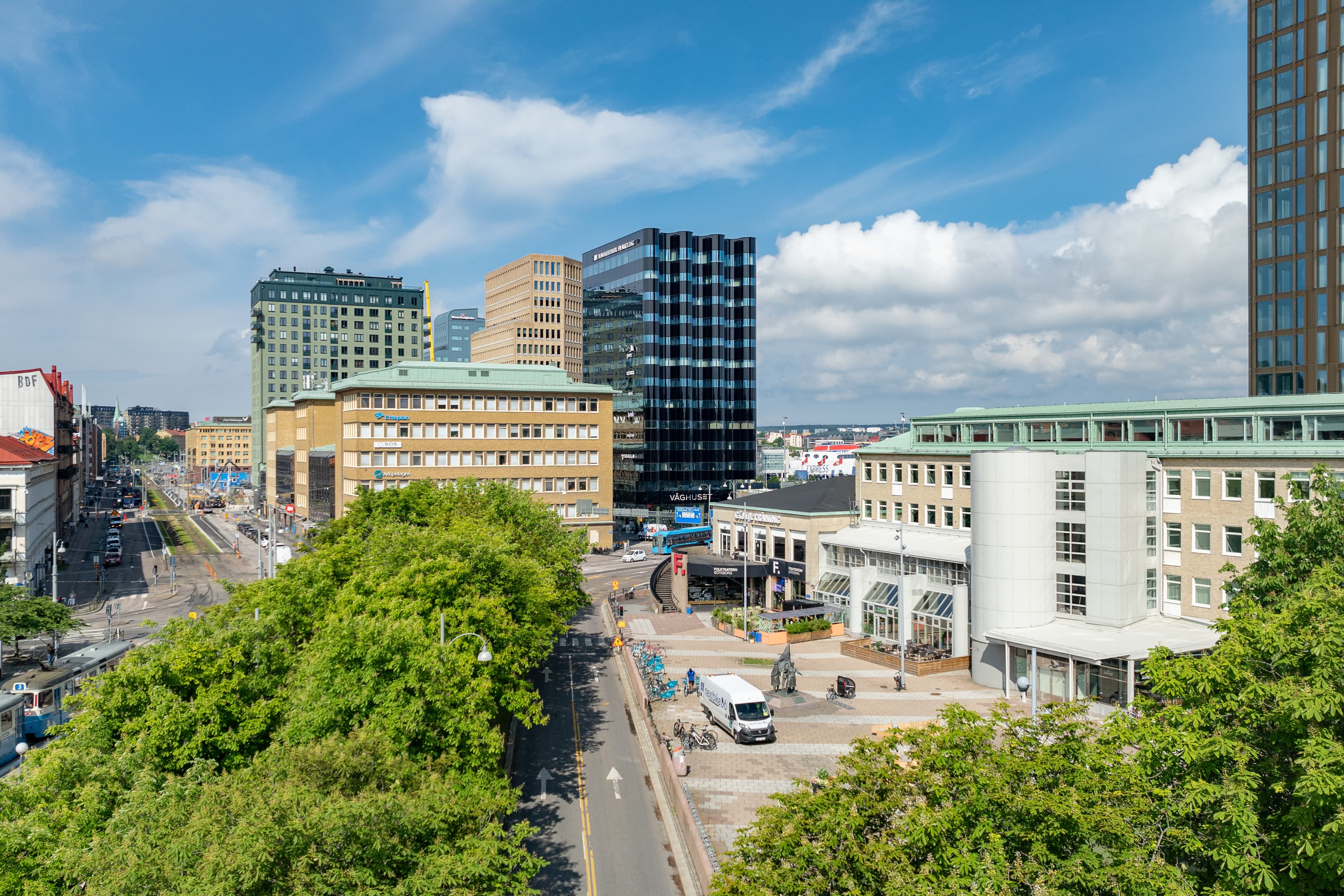 En utsikt över en stad med höga byggnader.