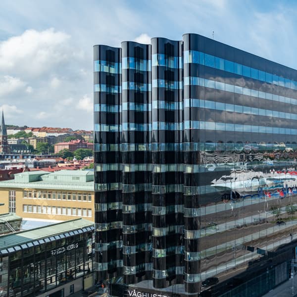 En mycket hög byggnad som ligger vid sidan av en väg.