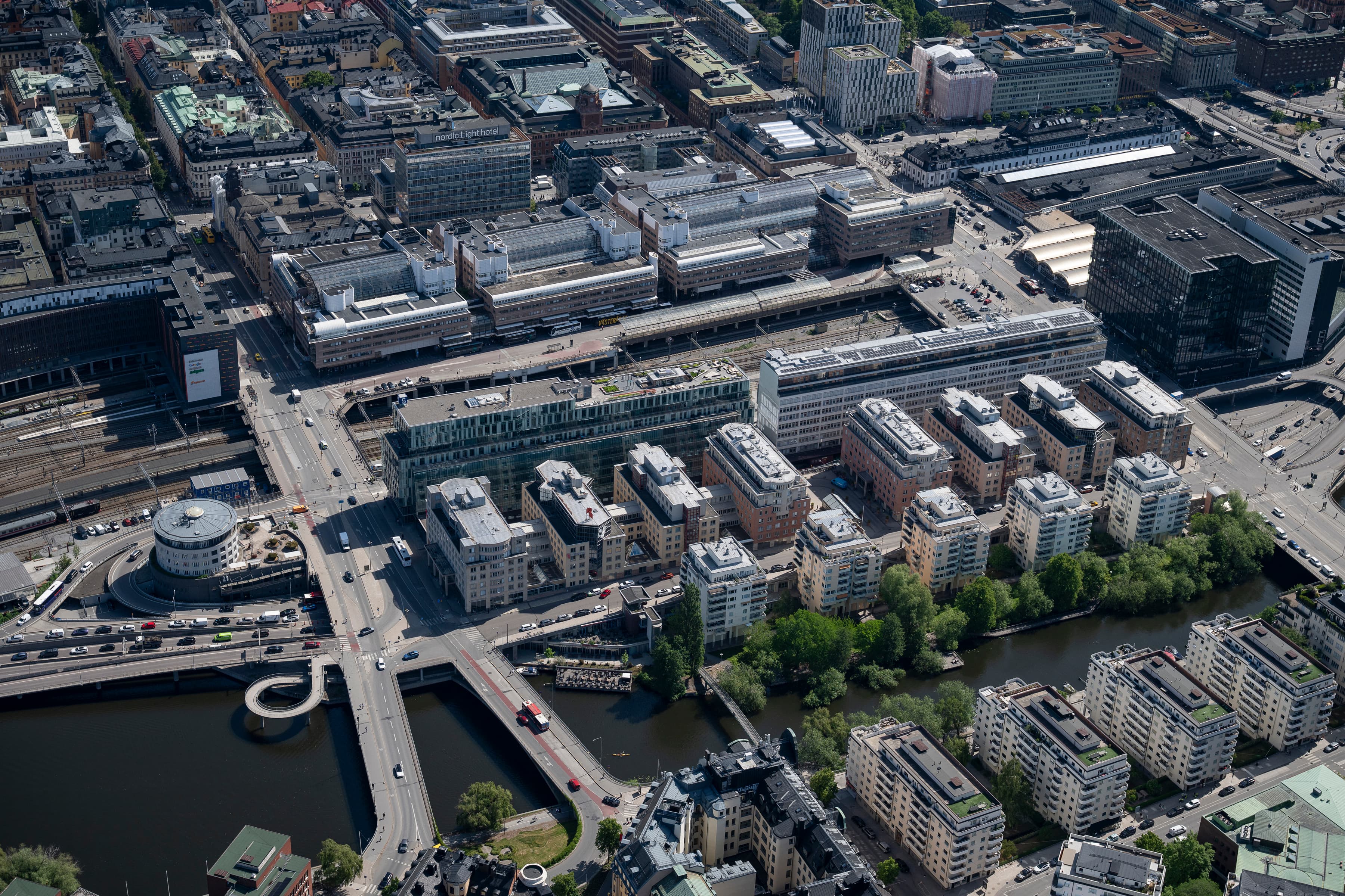 En flygbild av en stad med en flod som rinner genom den.