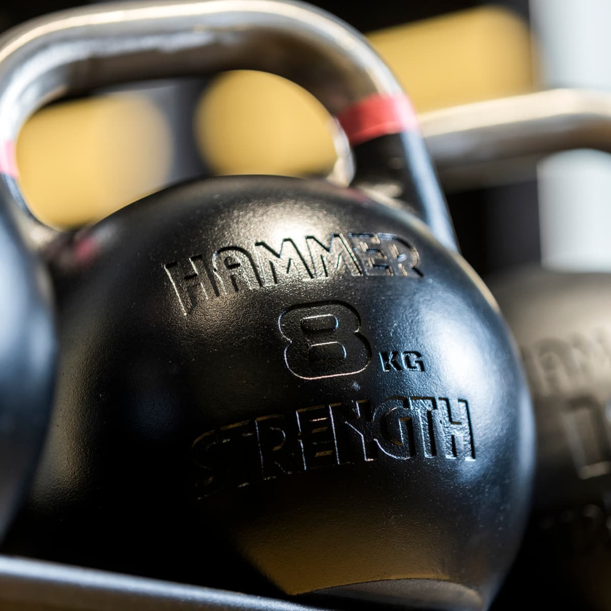 En rad svarta vattenkokare som står på en disk.