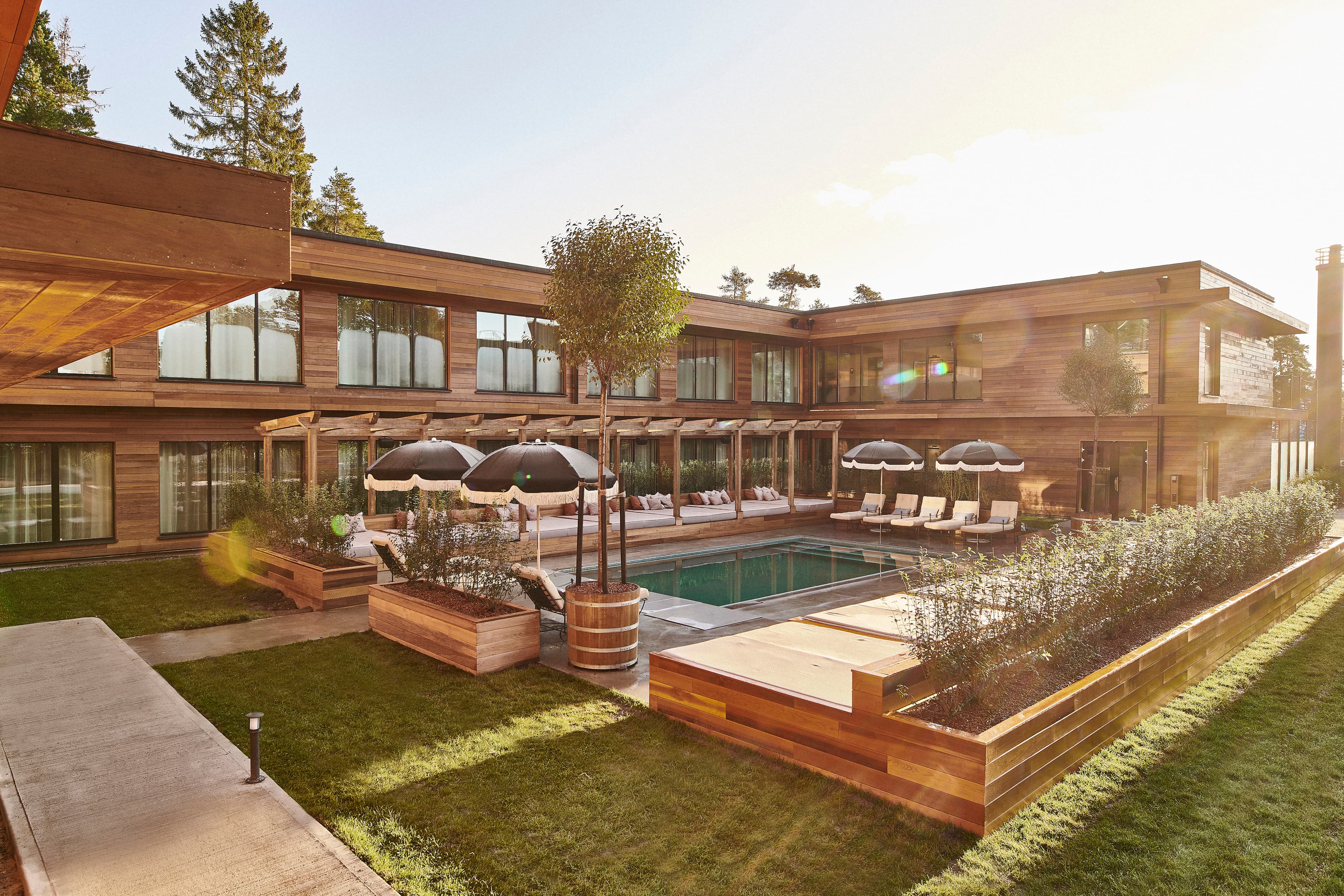 Ett hus med en swimmingpool på gården.