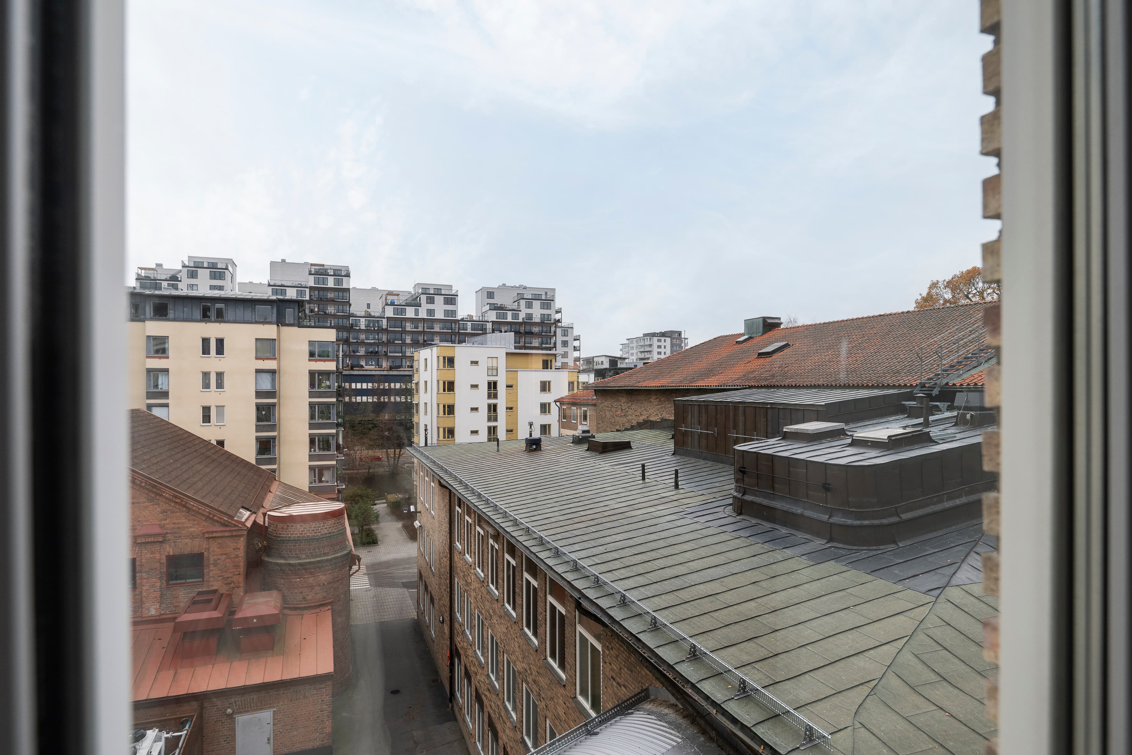 En utsikt över en stad från ett fönster.