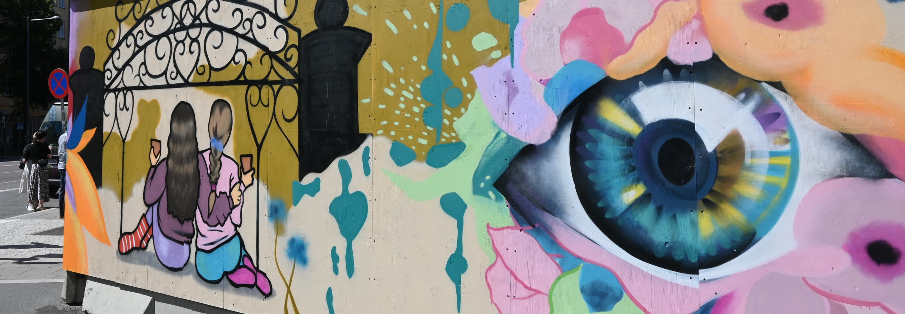 En färgglad vägg med ett öga målat på den.