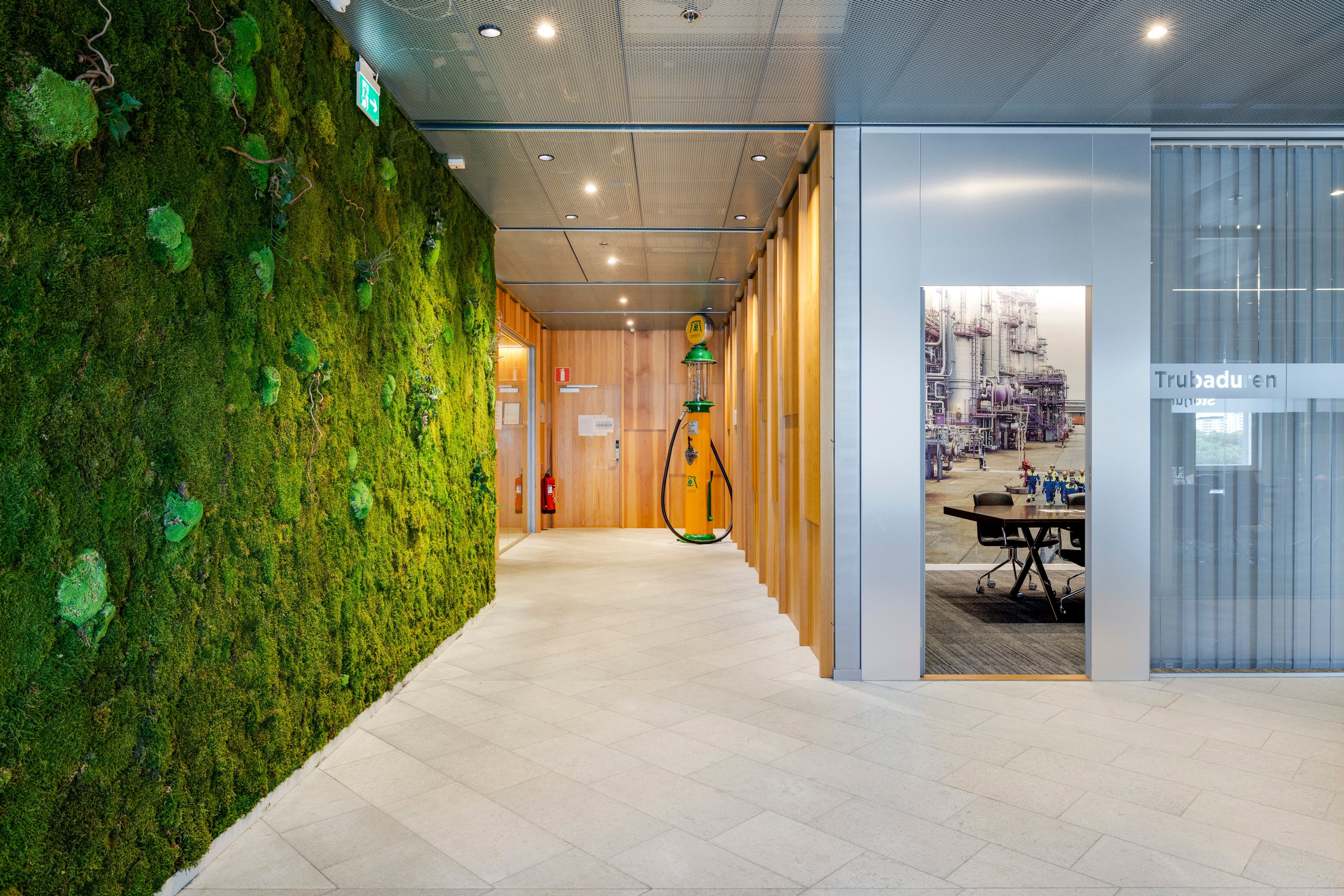 En hall med en vägg av mossa och en grön växt på väggen.