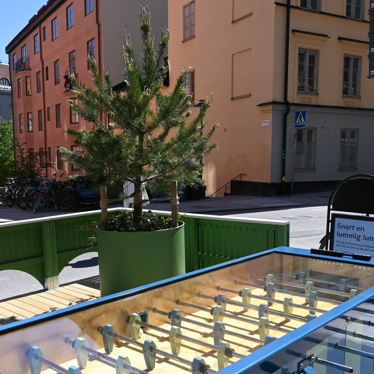 Ett glasbord med ett träd i mitten.