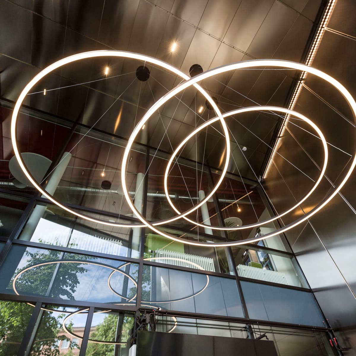 En cirkelformad lampa som hänger från taket i en byggnad.