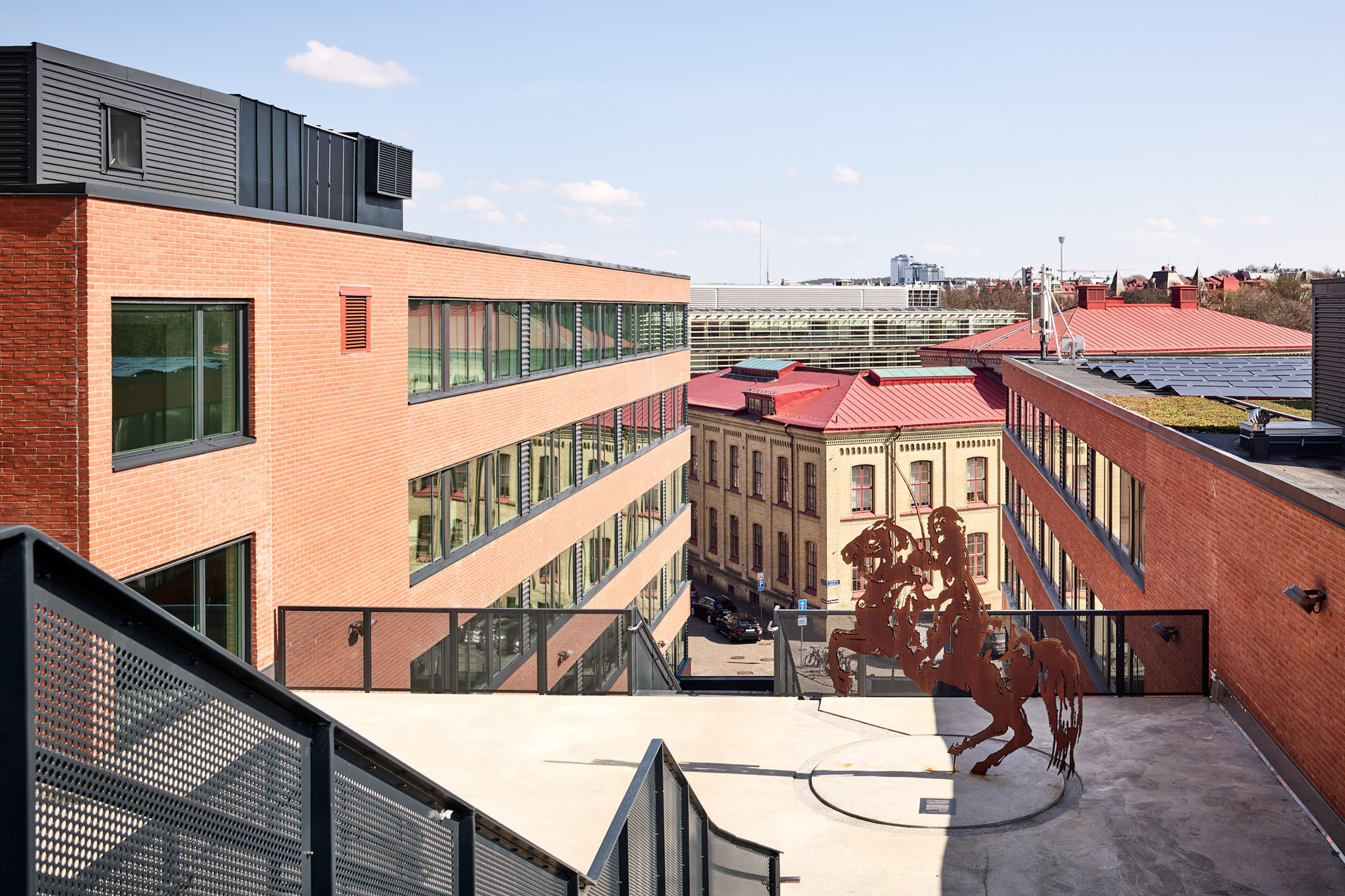 En staty av en man som rider på en häst på toppen av en byggnad.