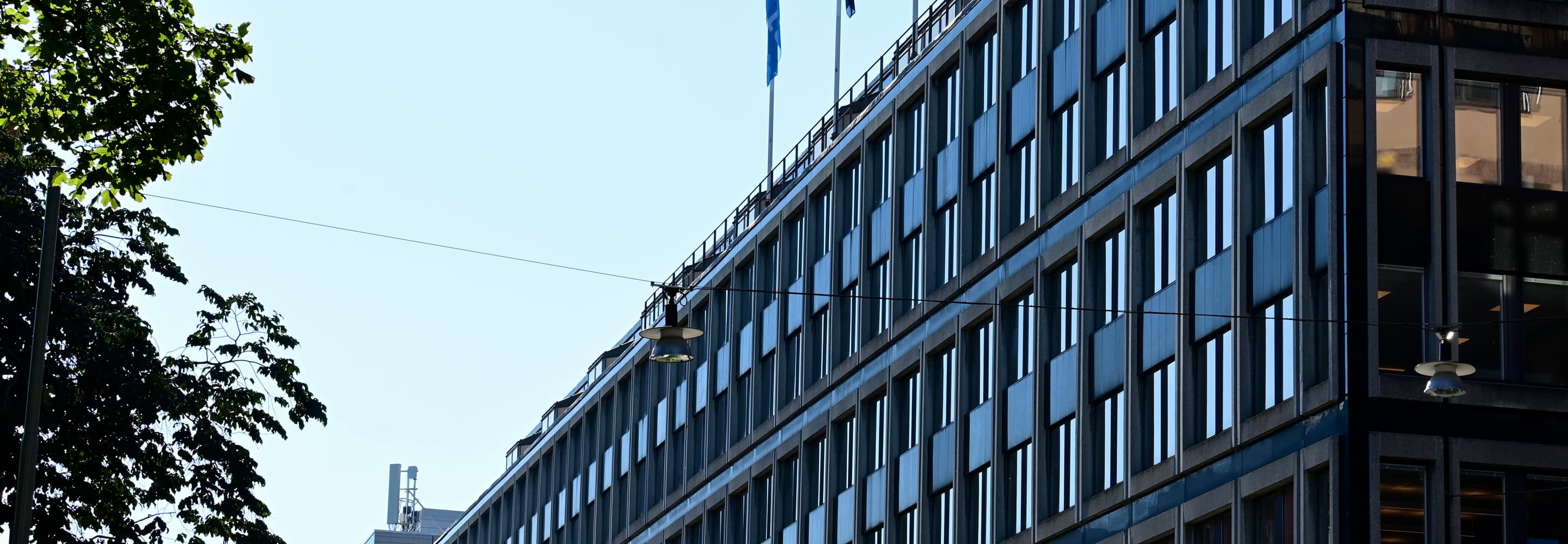 En mycket hög byggnad med många fönster.