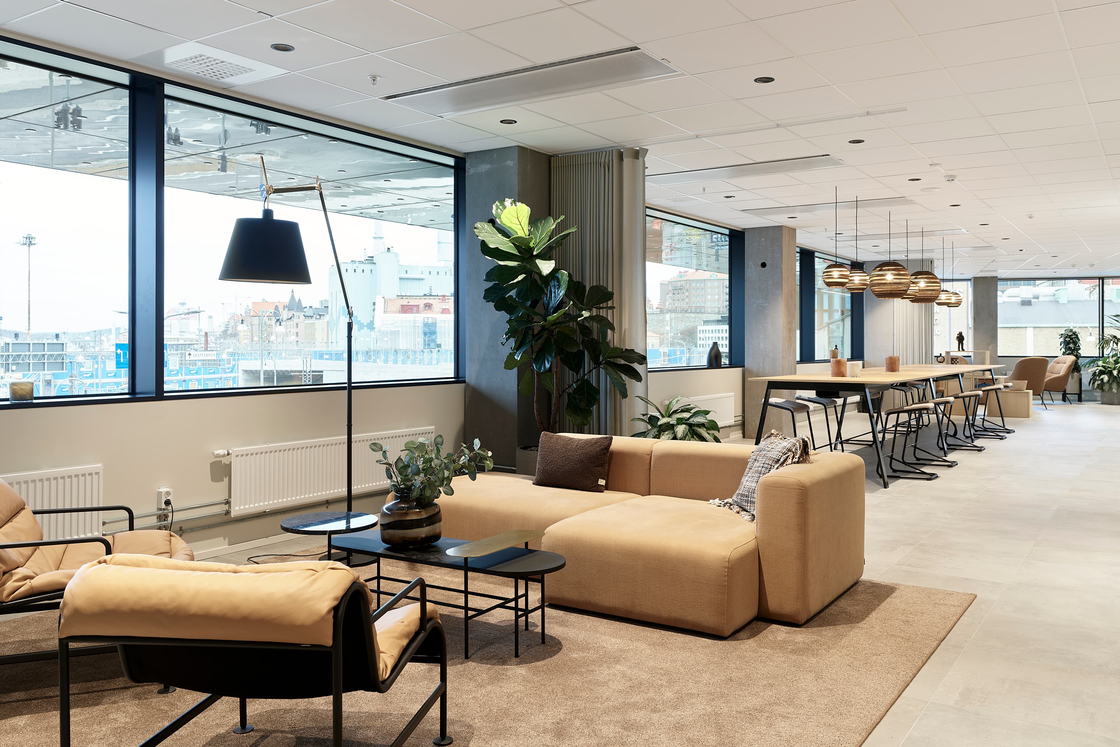 Ett vardagsrum fyllt med möbler och ett stort fönster.