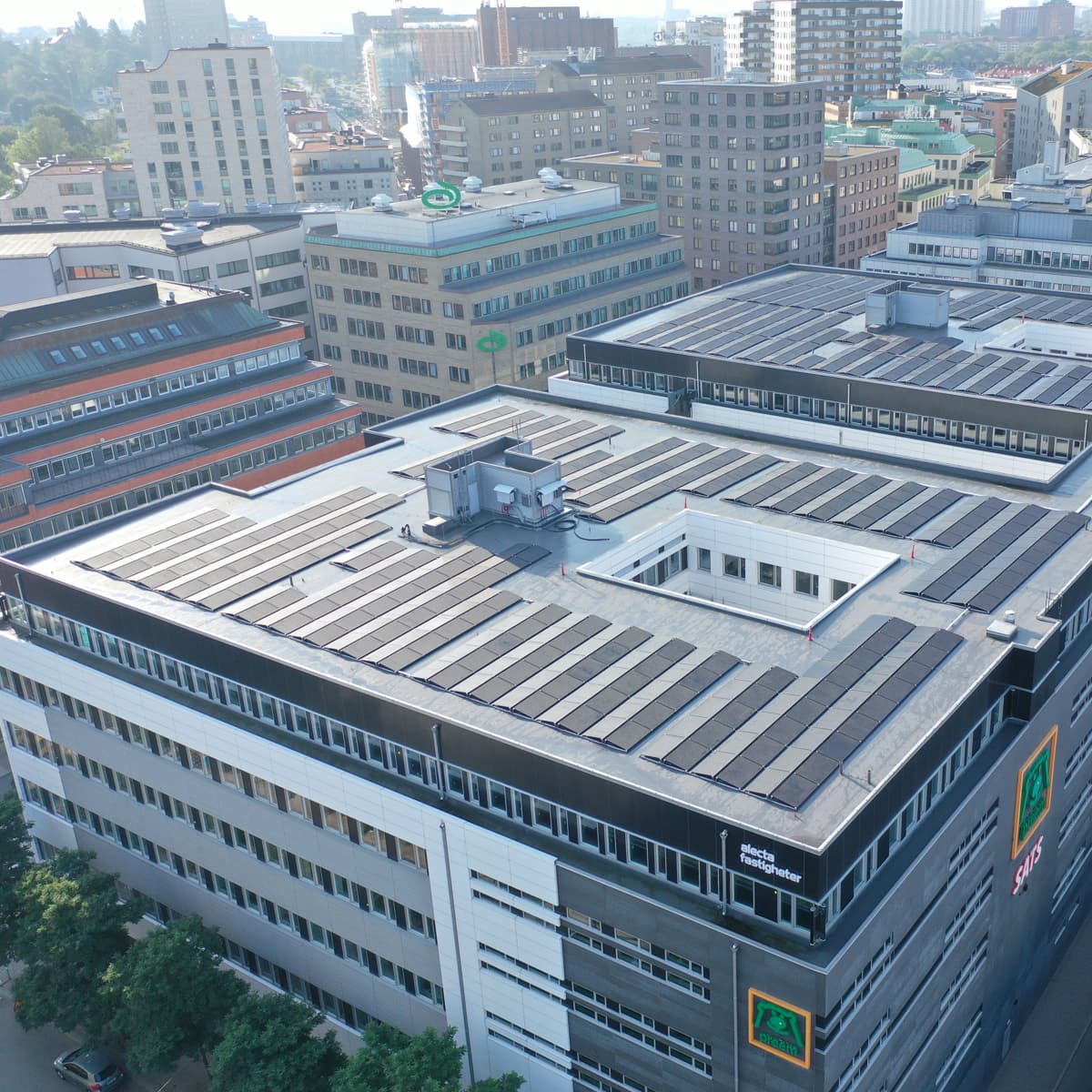 En flygbild av en stor byggnad i en stad.