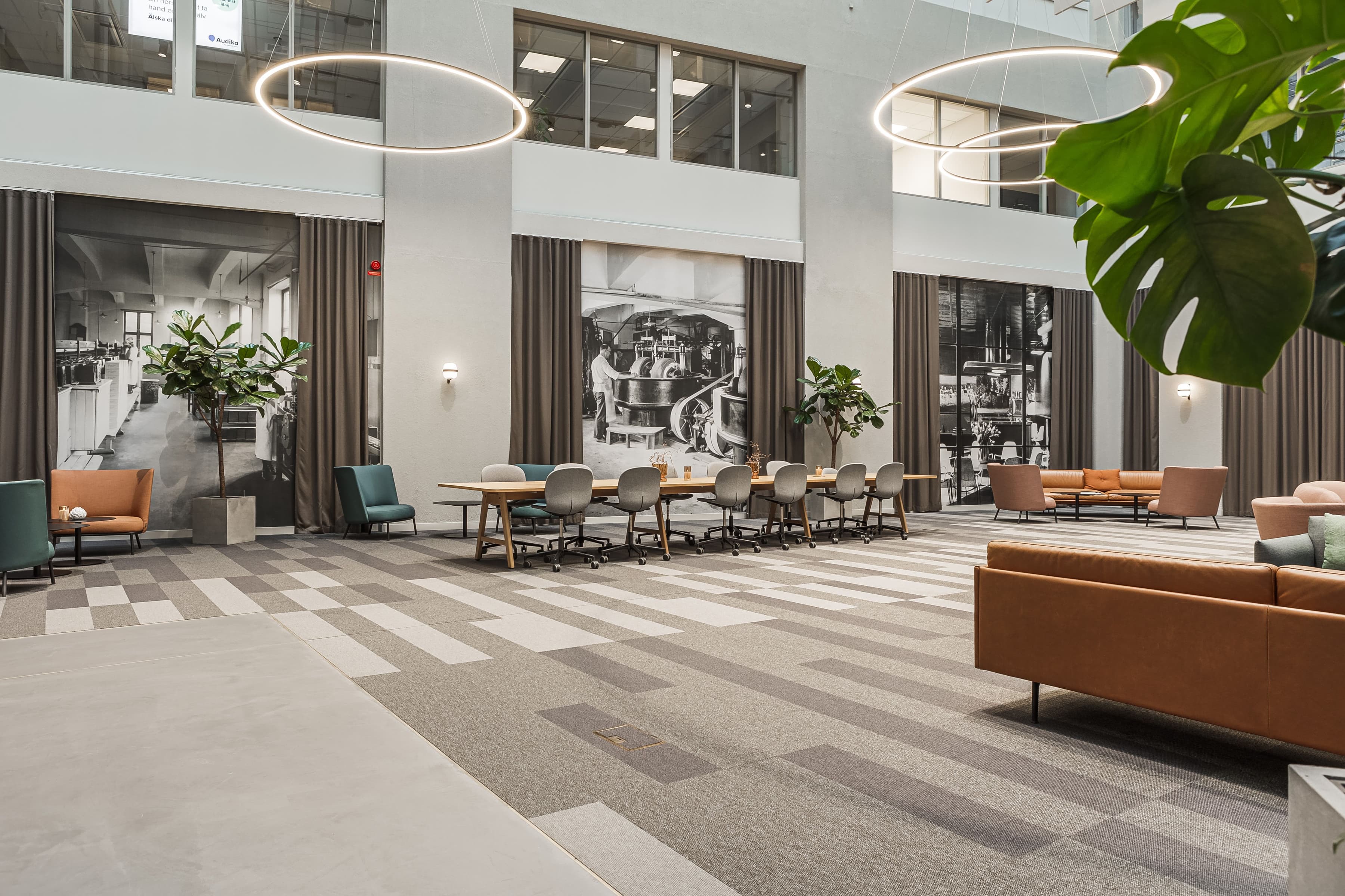 En stor lobby med soffor, bord och stolar.