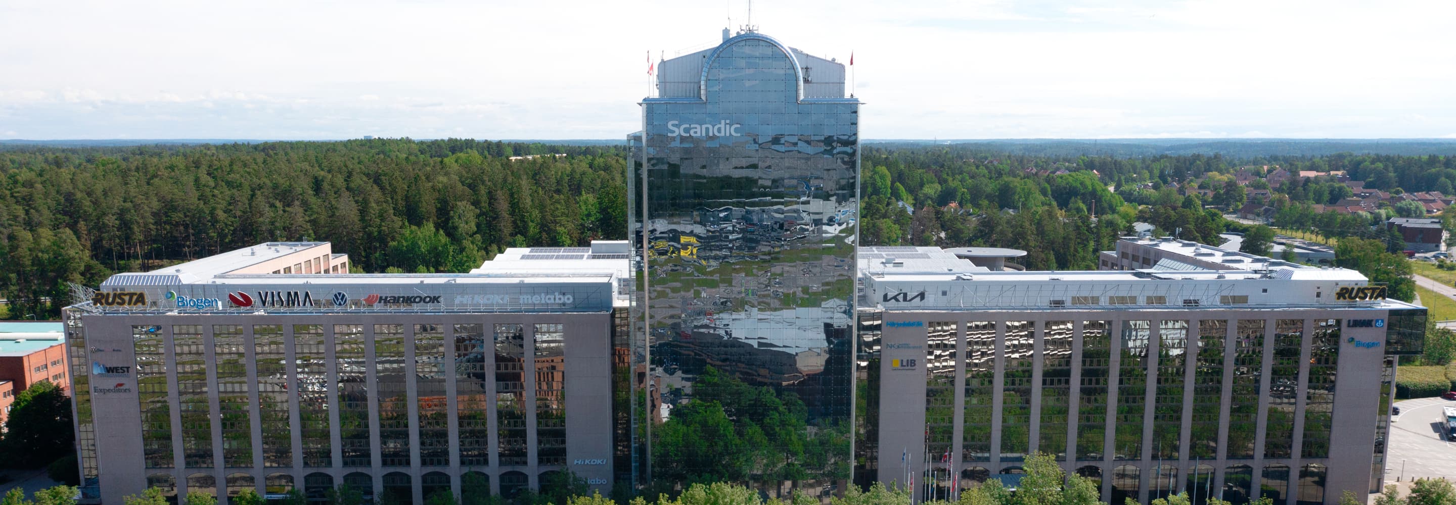 En flygbild av byggnaden på Kanalvägen 6-14 i Bredden.