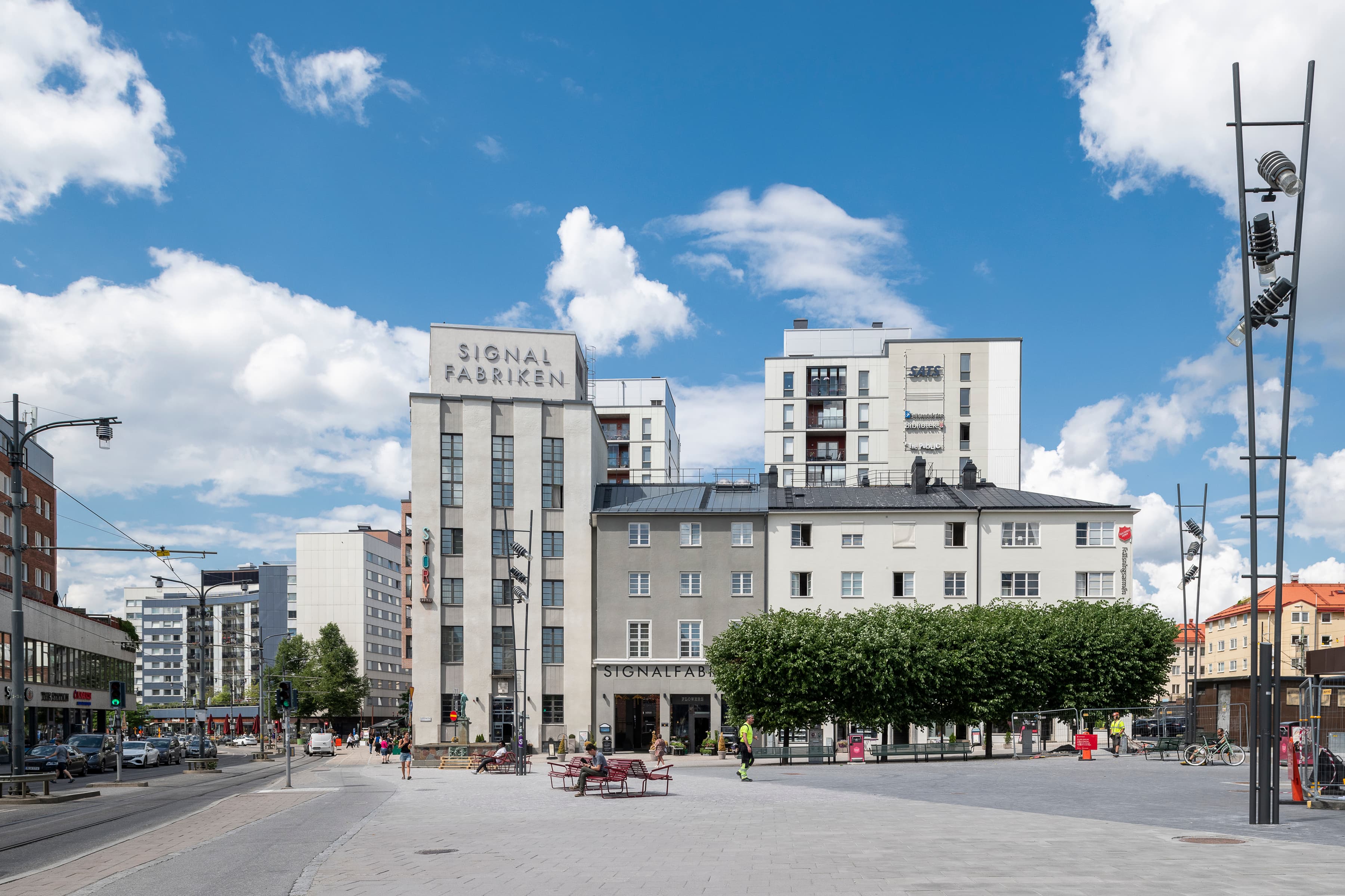 En stor vit byggnad med många fönster.