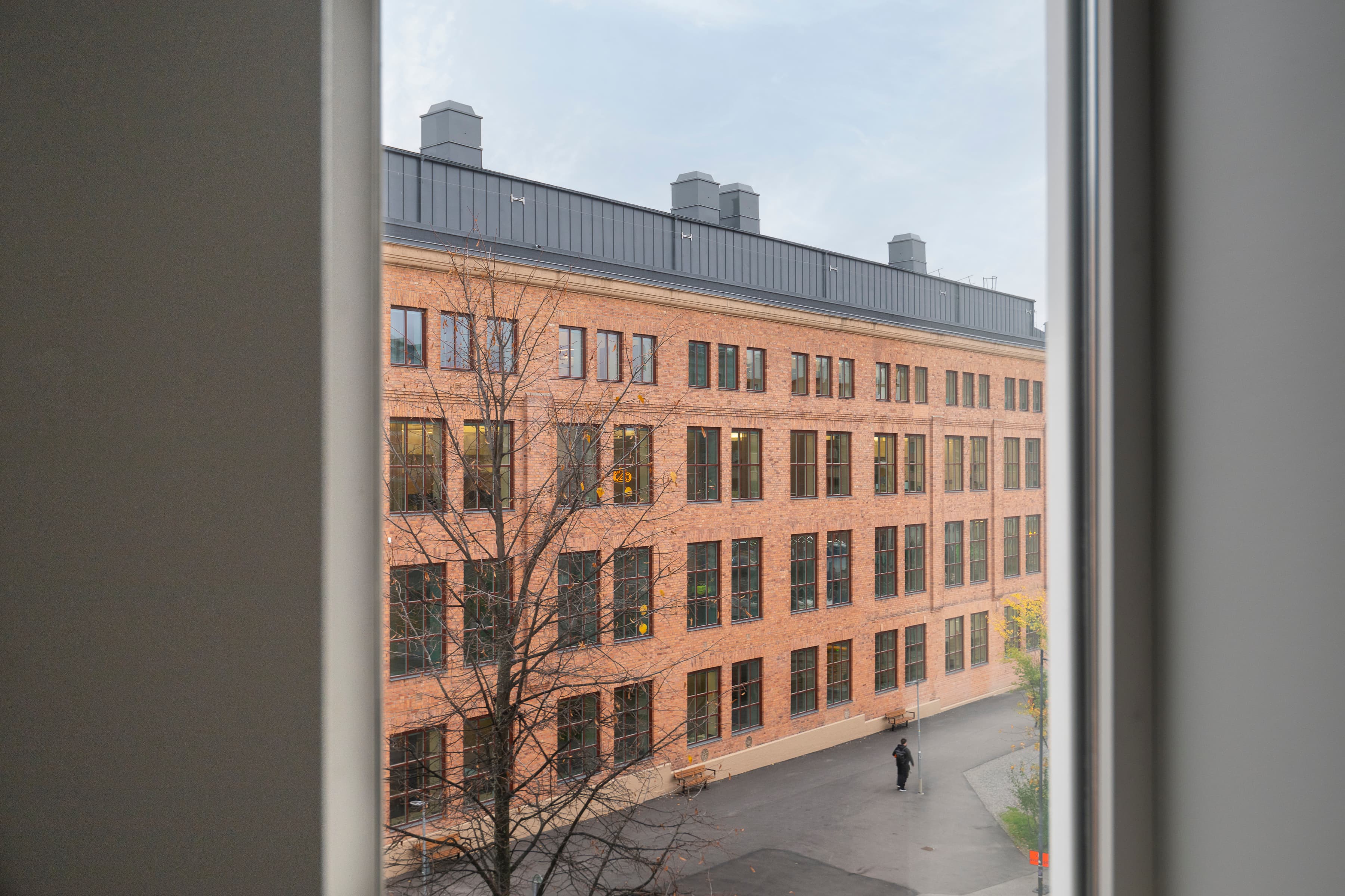 En utsikt av en byggnad genom ett fönster.