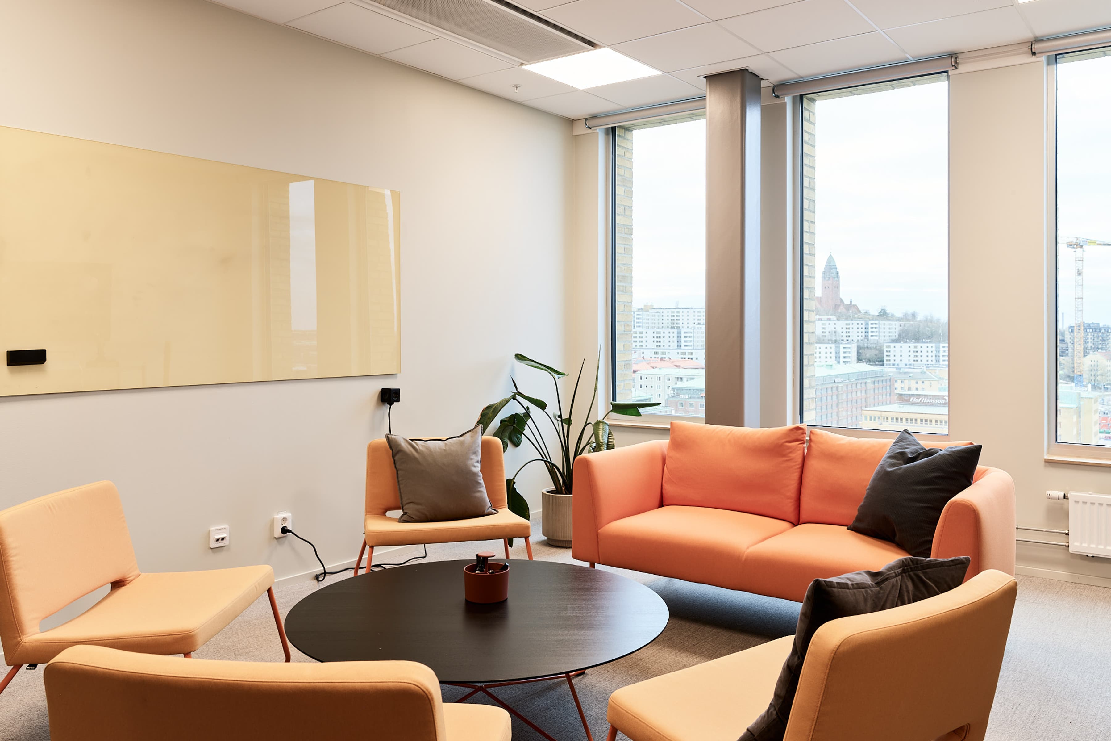 Ett vardagsrum fyllt med möbler och ett stort fönster.