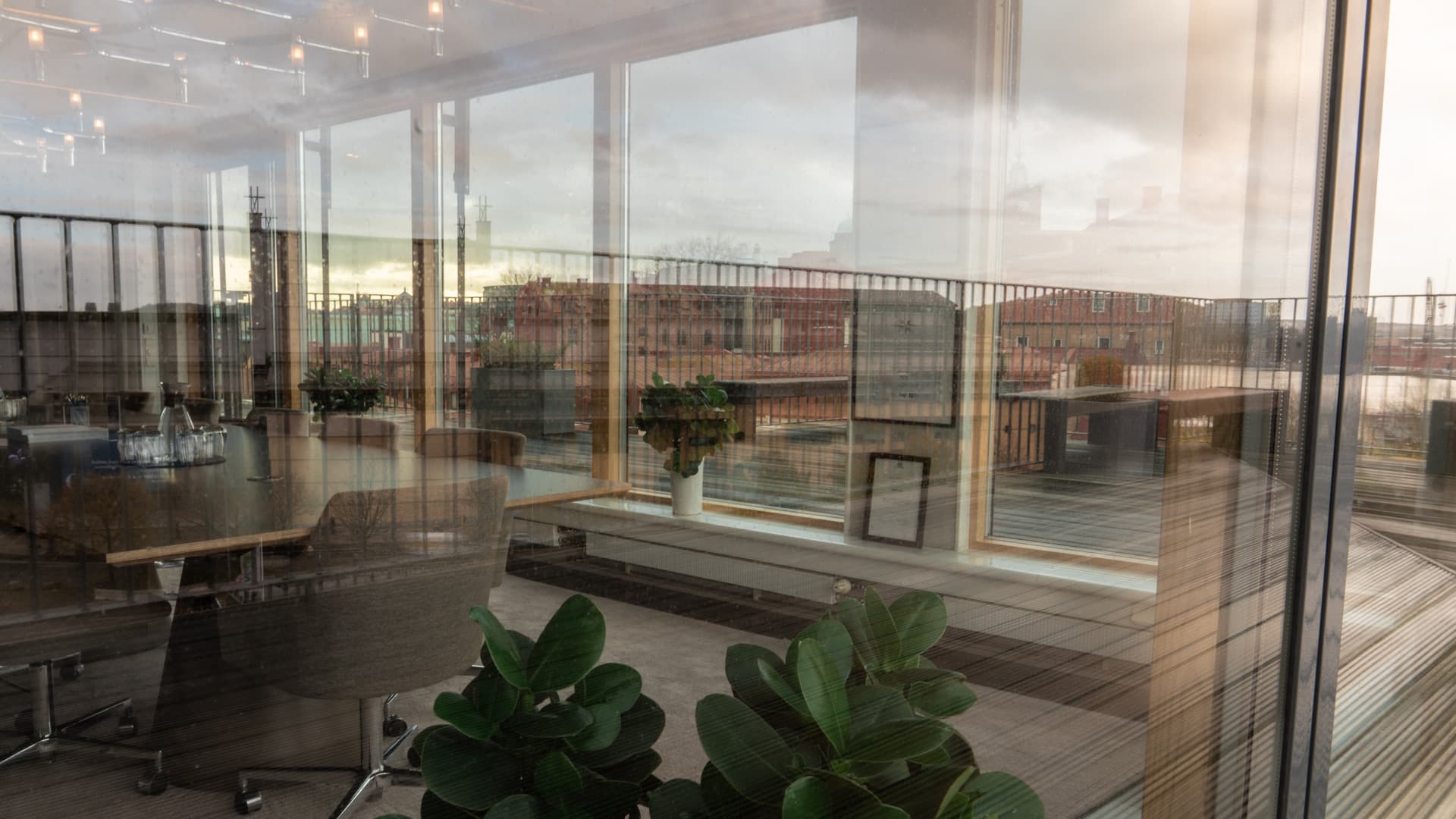 Ett kontor med utsikt över en stad.