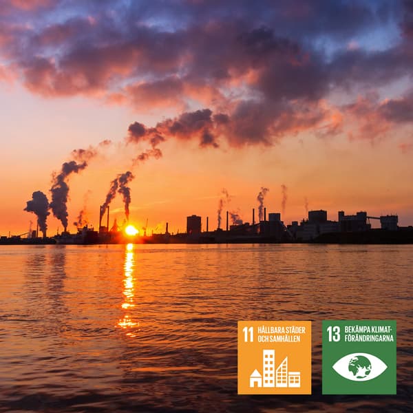 Solen går ner över ett stort vattendrag.