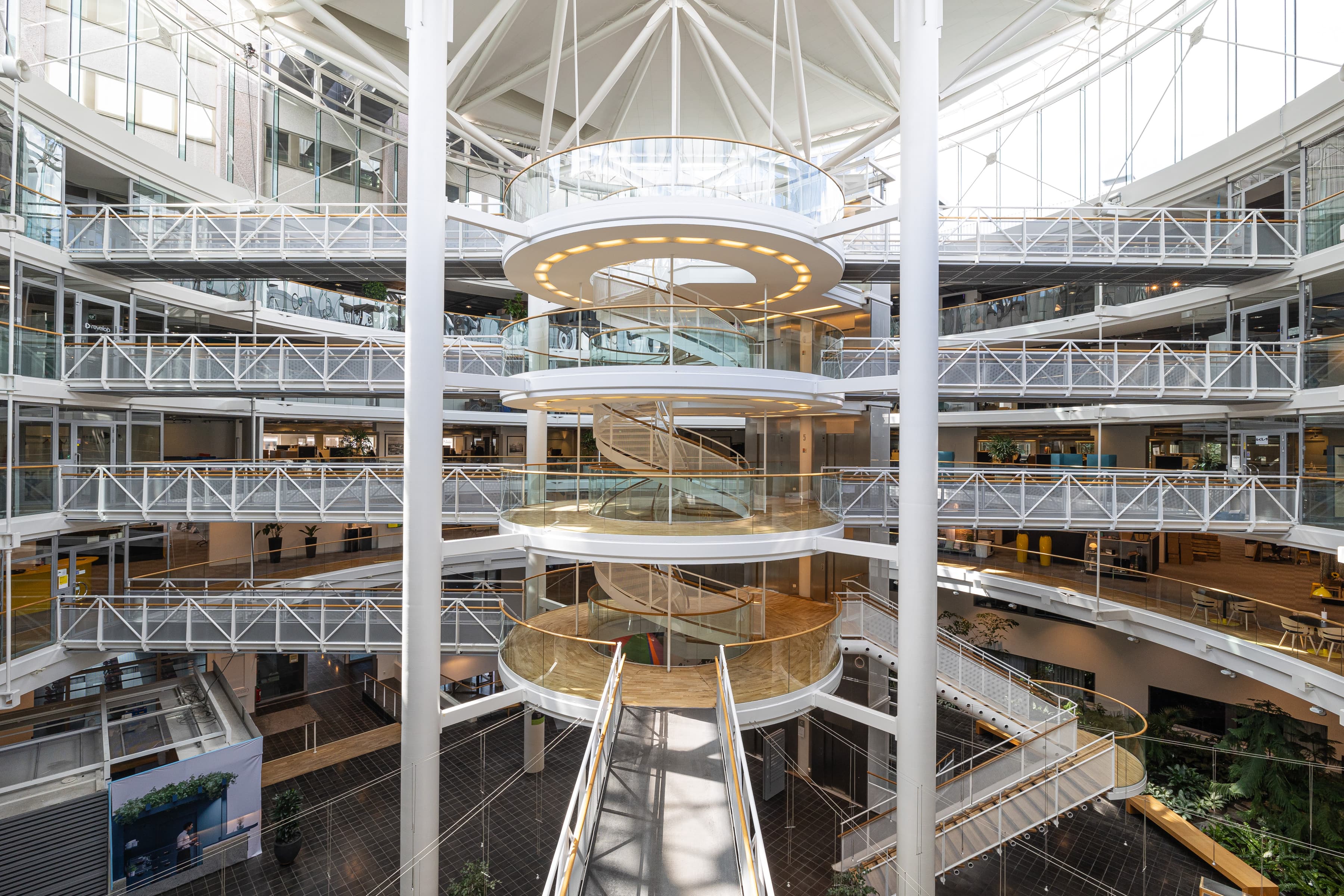 En stor byggnad med en massa trappor inuti.