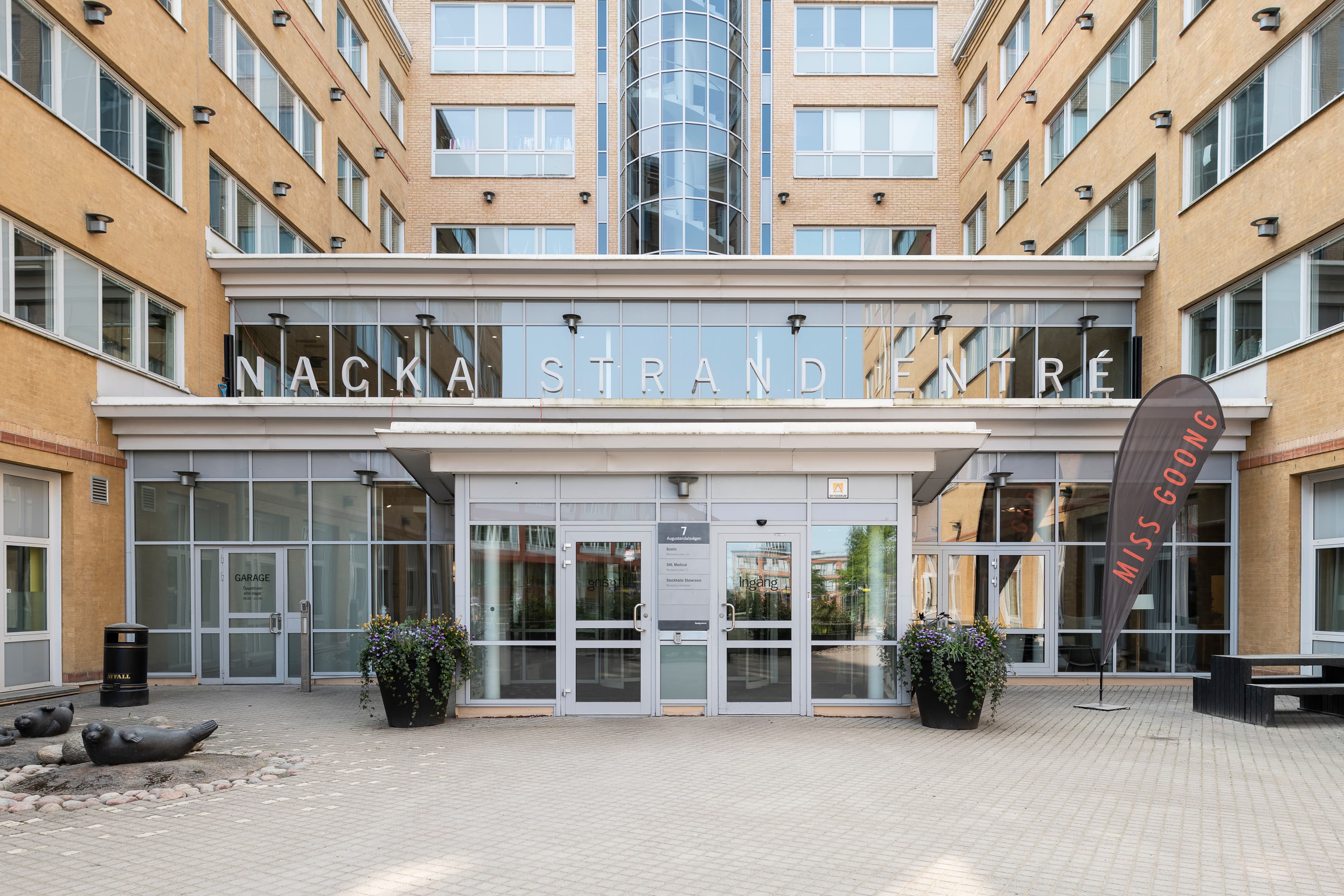 En stor byggnad med en skylt som säger Nacka Island Fire.