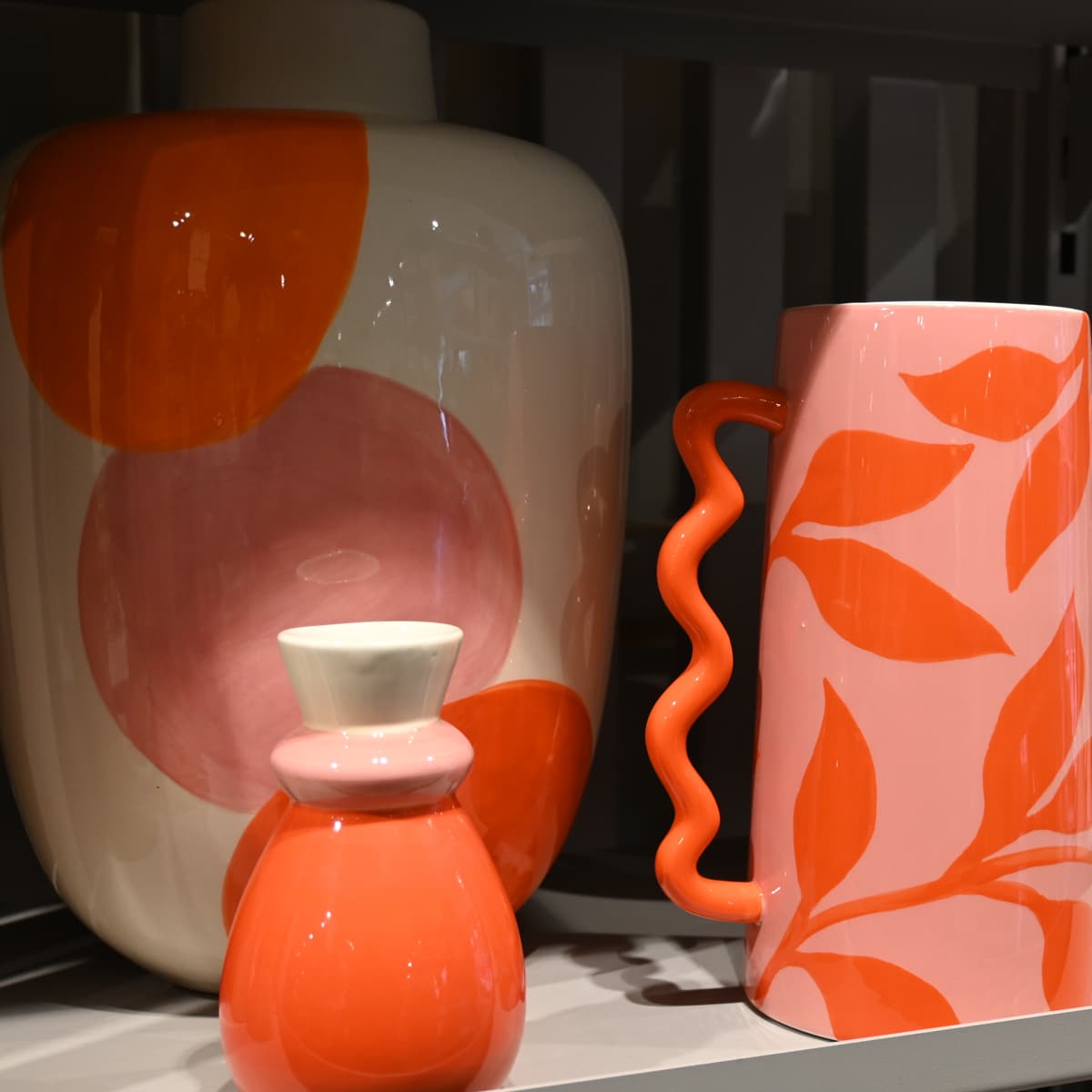 Några vaser som står på en hylla.