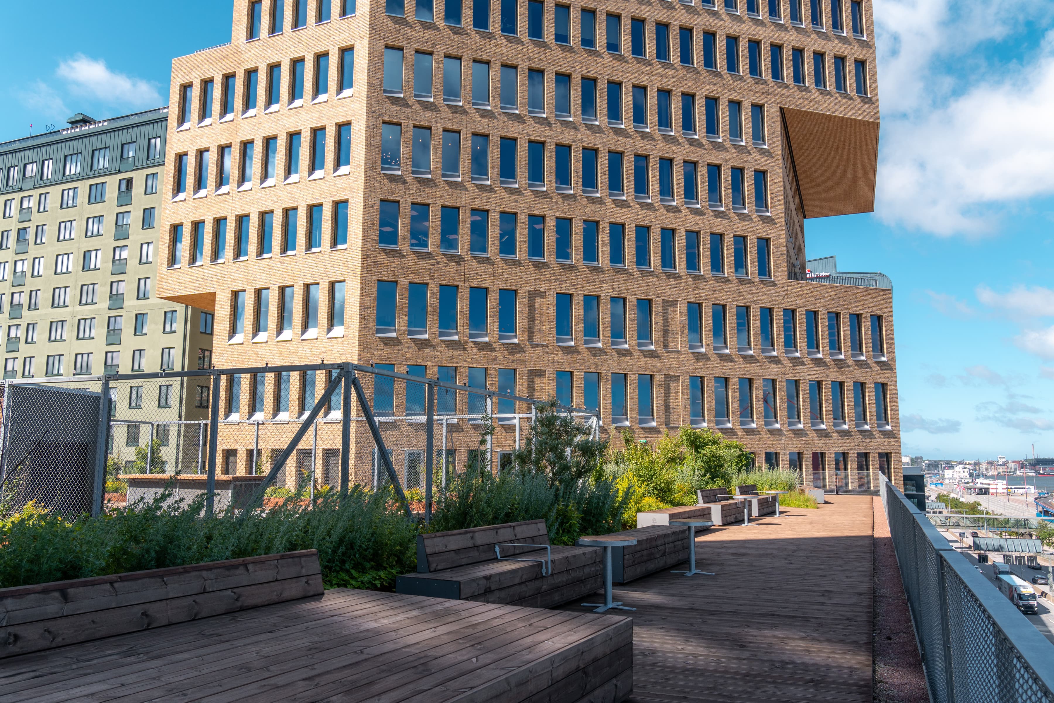 En mycket hög byggnad med många fönster.