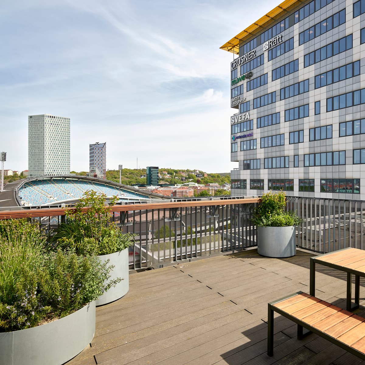 En träbänk som sitter på ett trädäck.