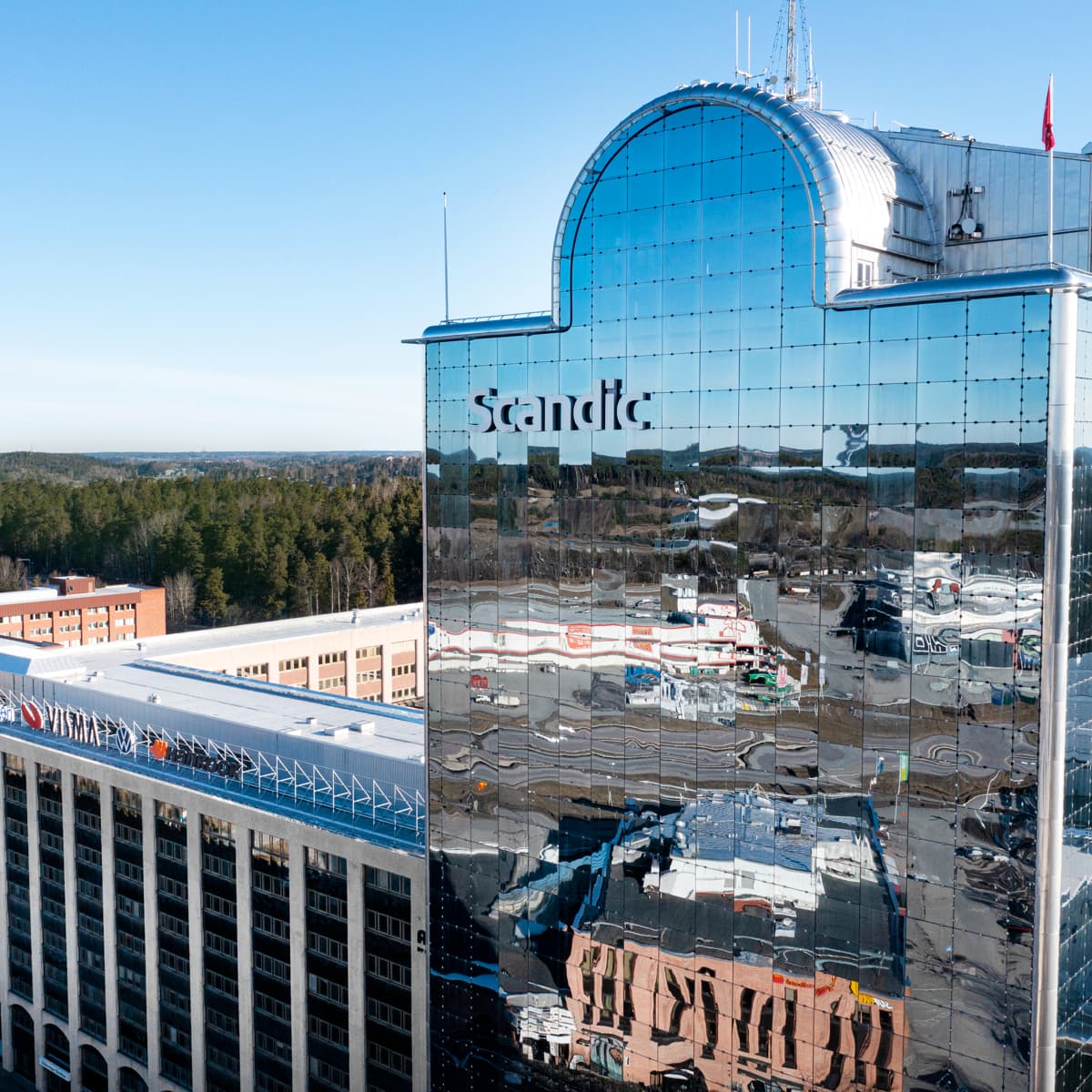 En stor byggnad med en stor glasbyggnad på.