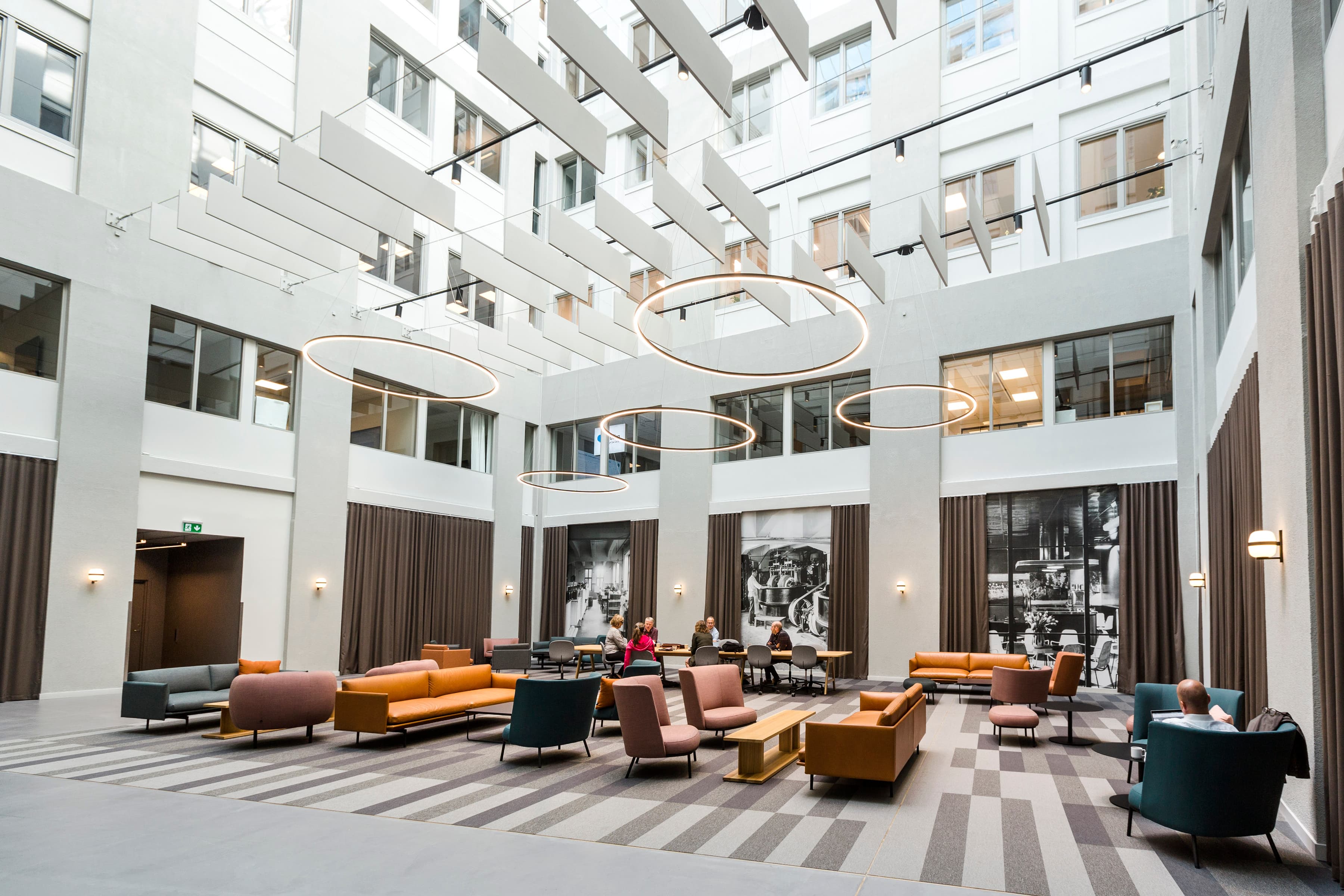 En lobby med många soffor och stolar.