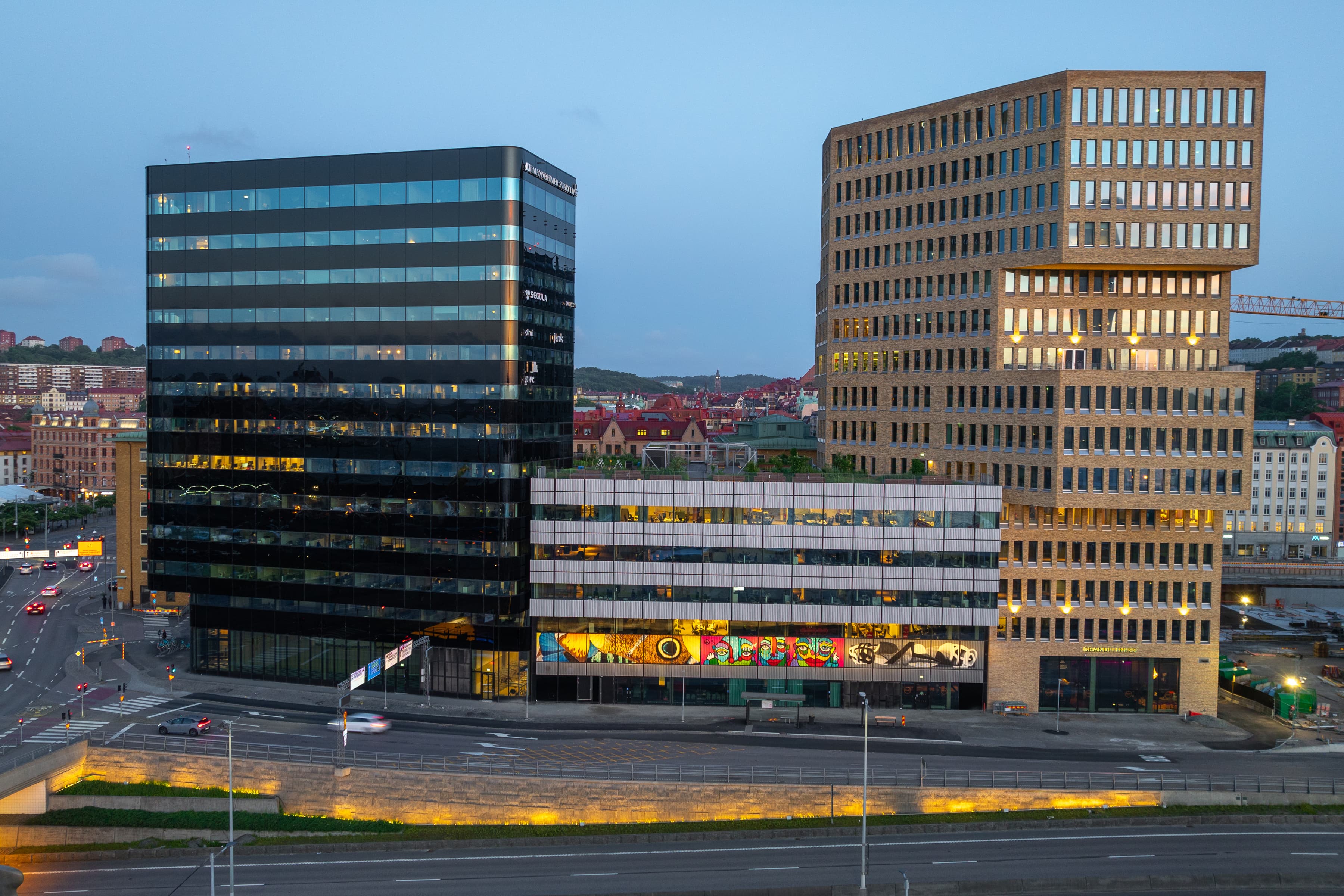 En grupp byggnader som ligger bredvid varandra.