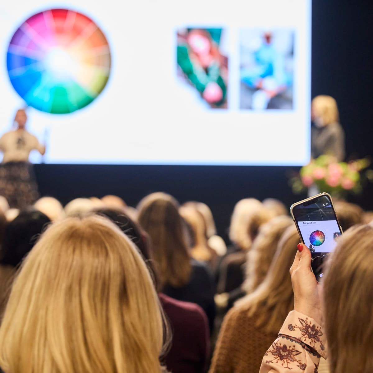 En kvinna som tar en bild av en presentation.