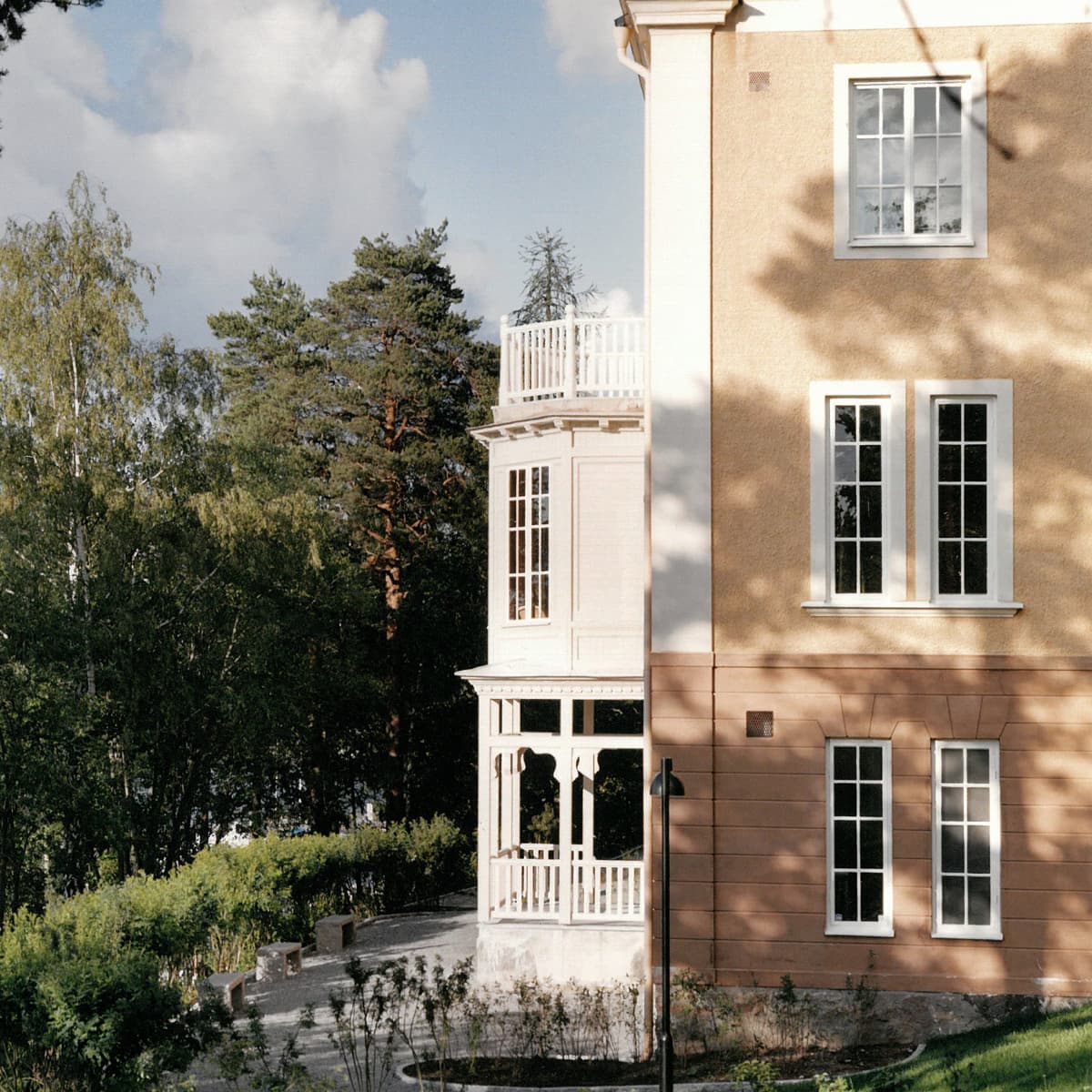 En byggnad med en balkong och en balkong på toppen av den.