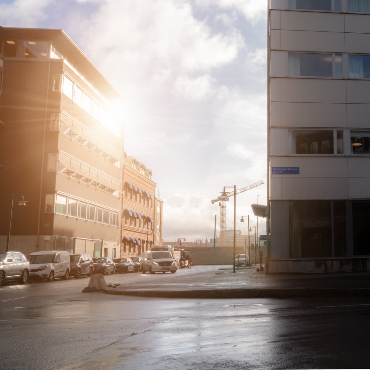 En mycket hög byggnad som ligger vid sidan av en väg.