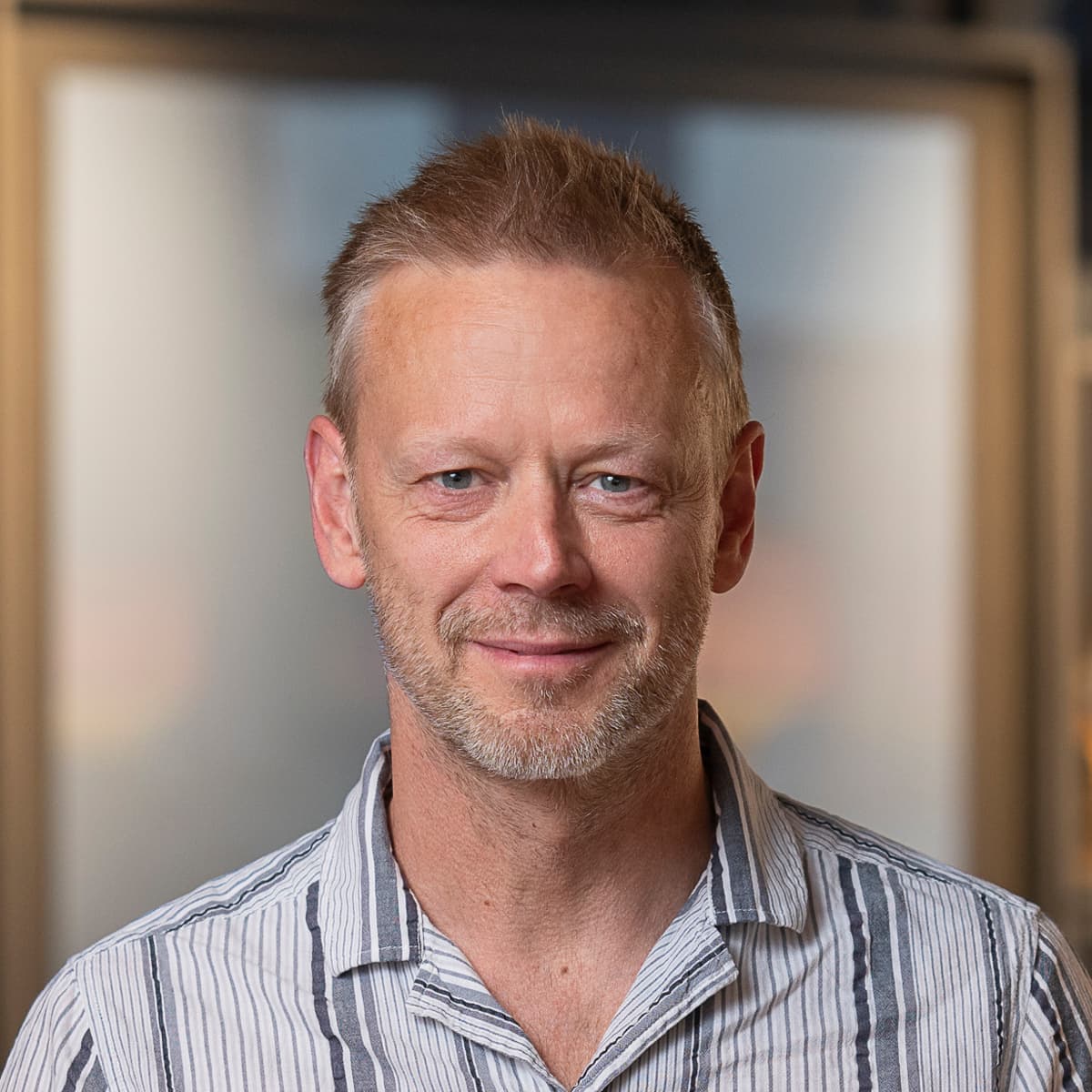 En man som står framför ett bord i ett rum.