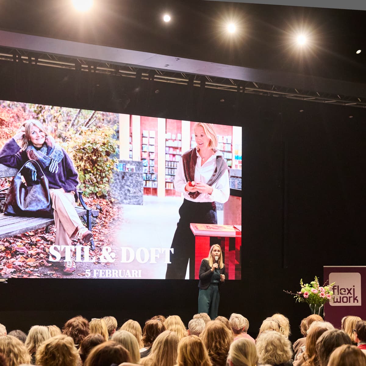 En grupp människor som sitter framför en folkmassa.