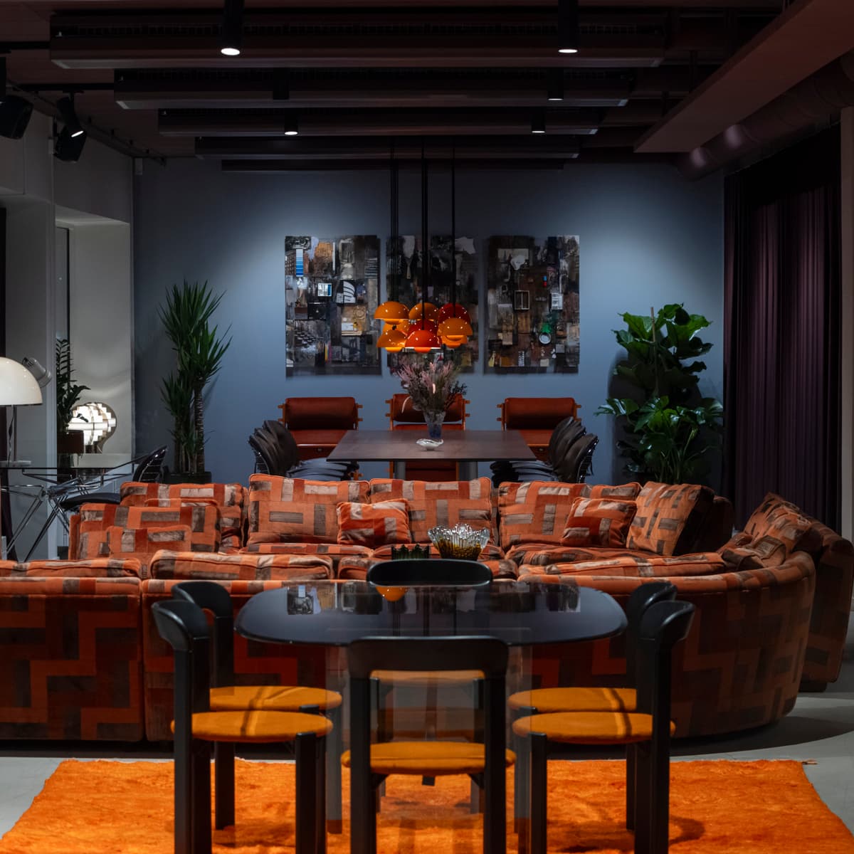 Ett vardagsrum fyllt med massor av möbler.