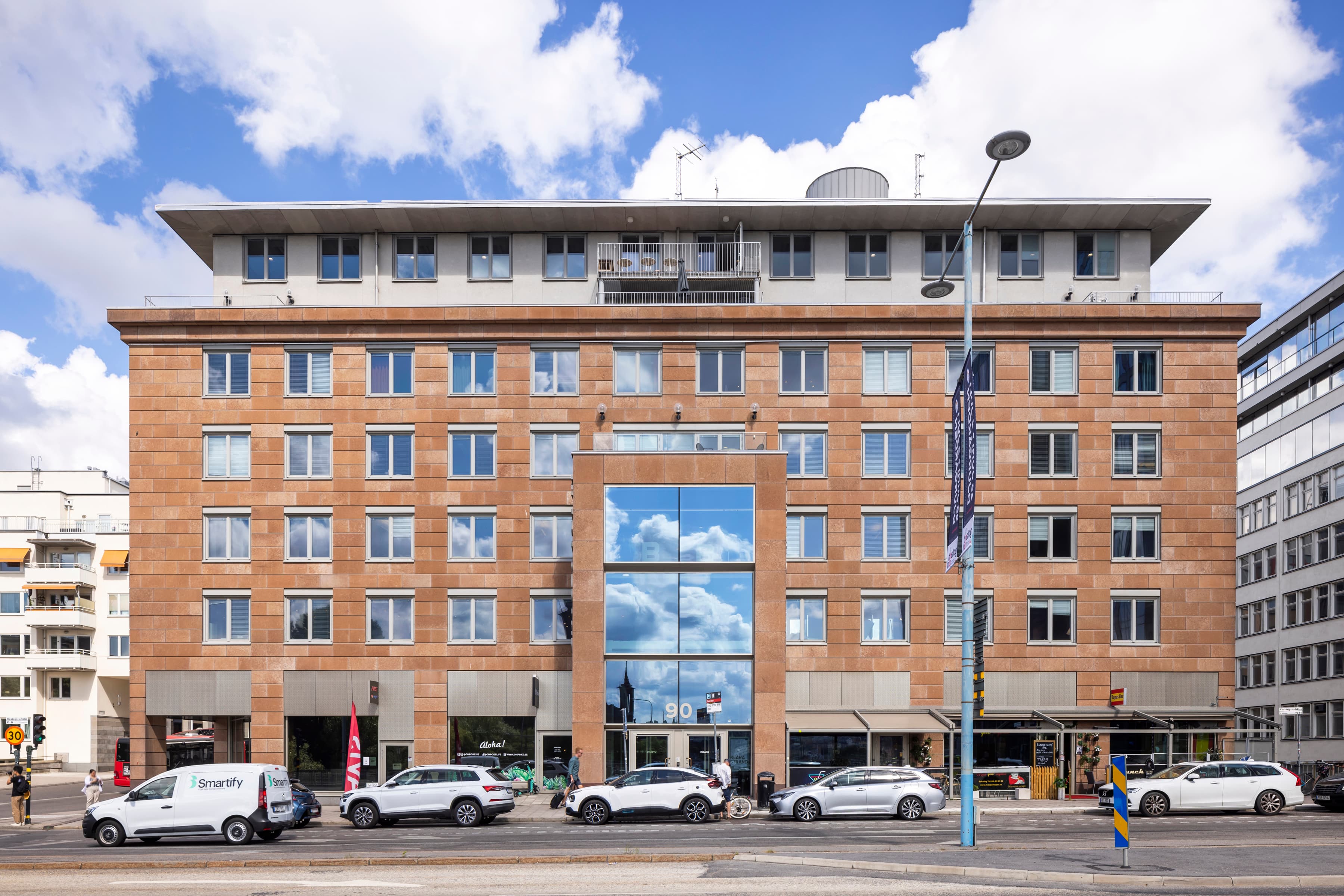 En byggnad med bilar parkerade framför.
