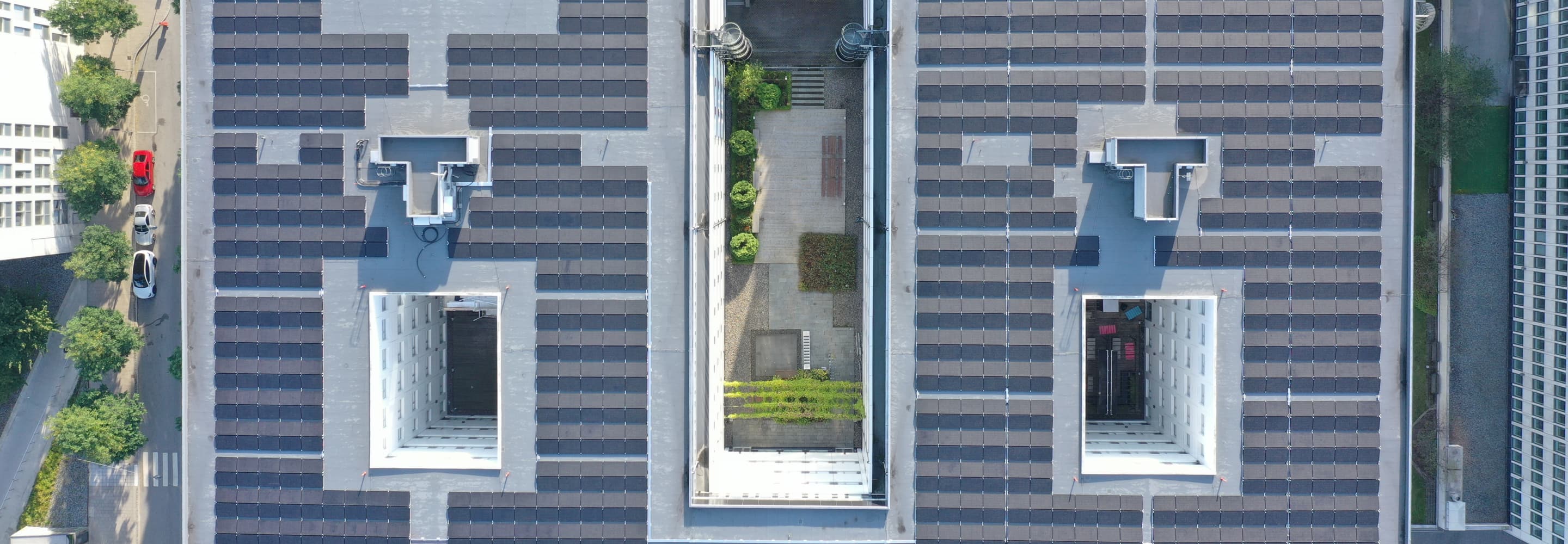 En flygbild av en byggnad i en stad.