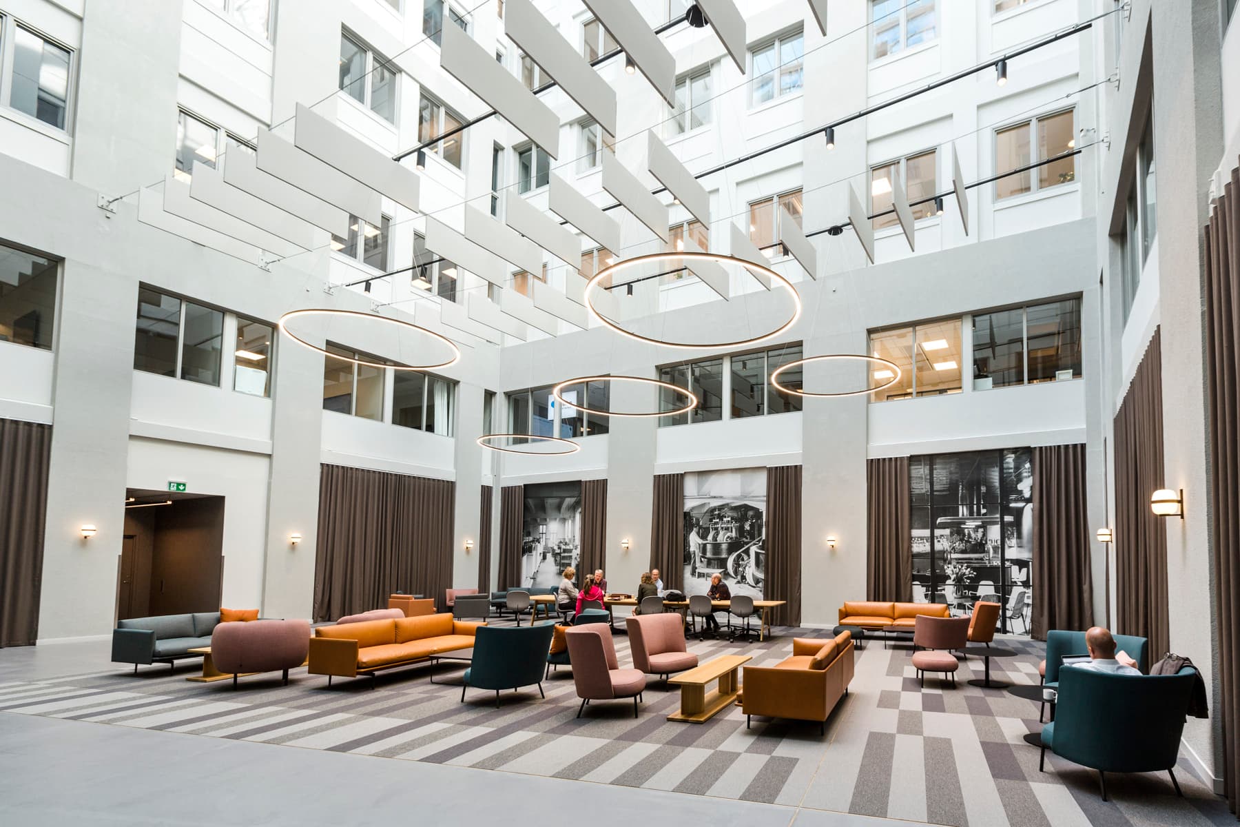 En lobby med många soffor och stolar.