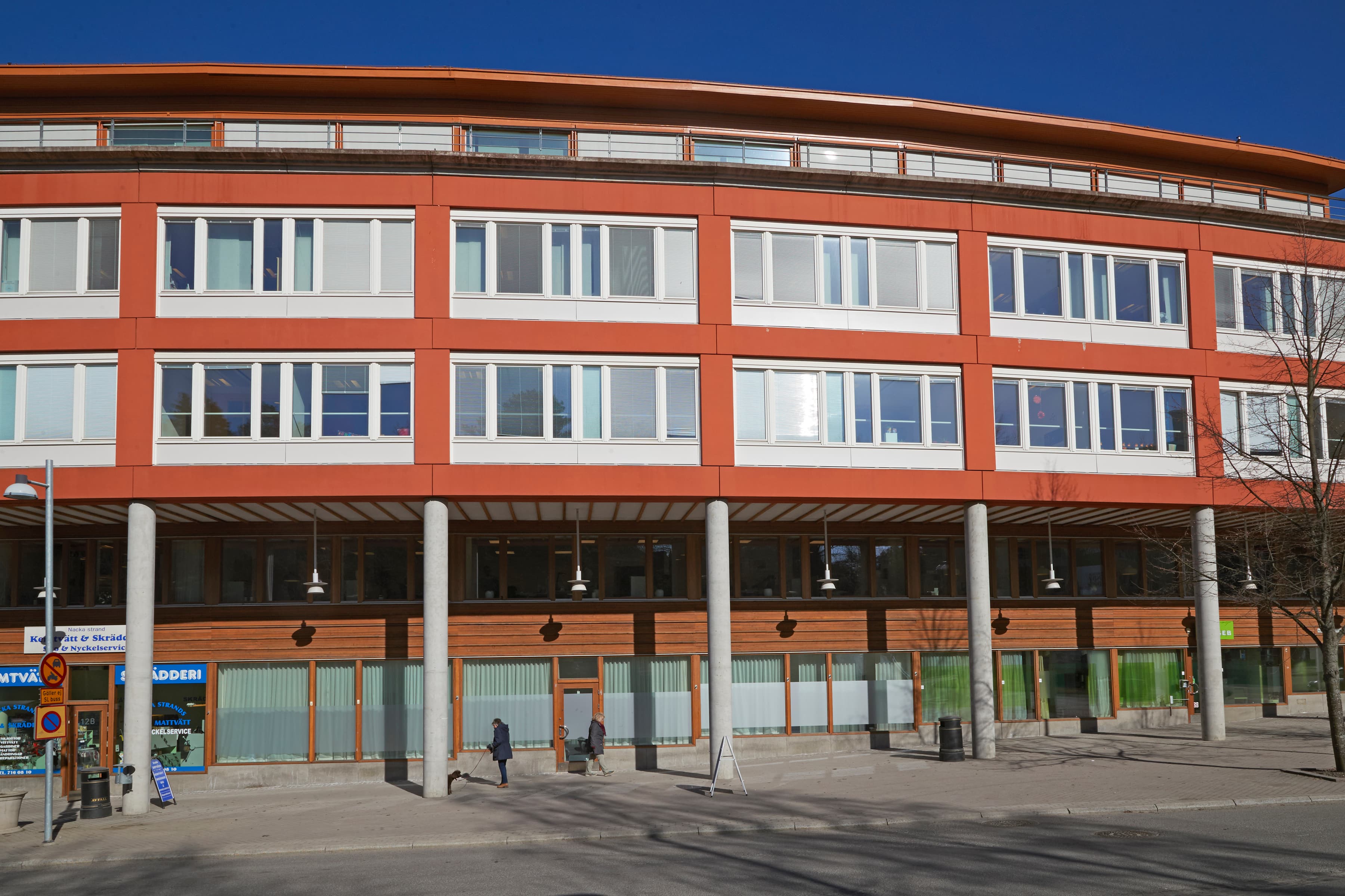 En stor byggnad med många fönster på sidan av den.