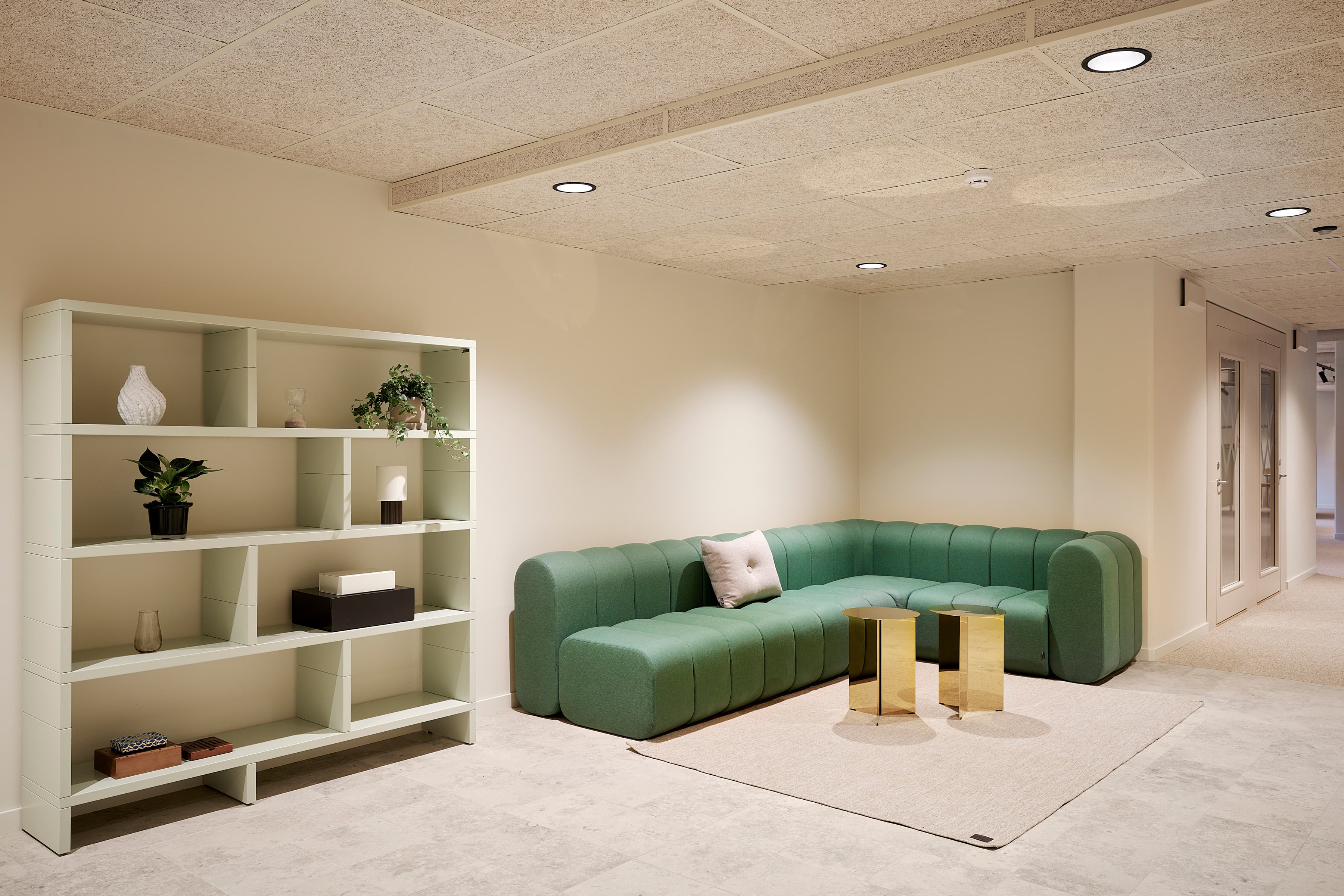 Ett vardagsrum fyllt med möbler och en bokhylla.