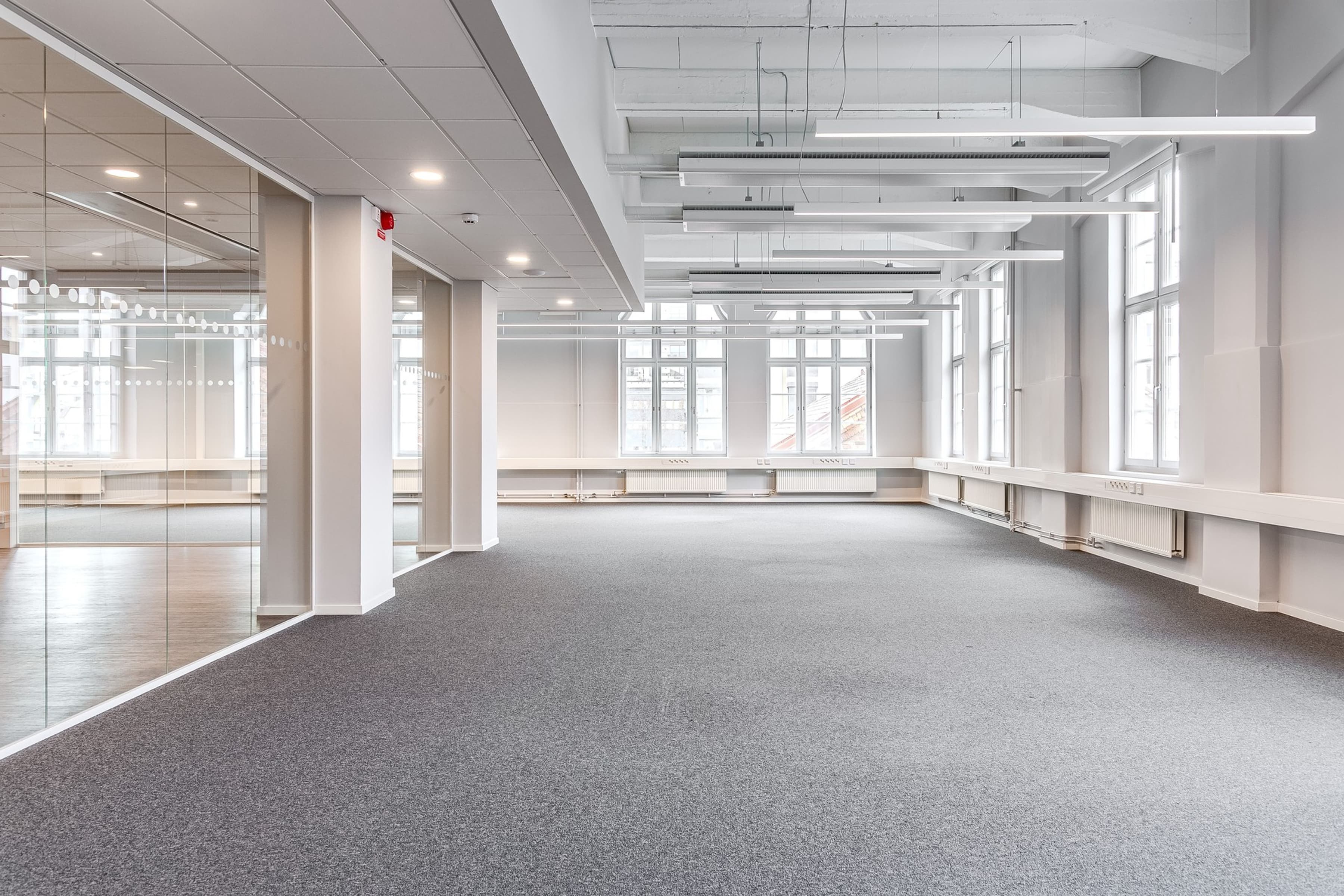 Ett stort tomt rum med många fönster.