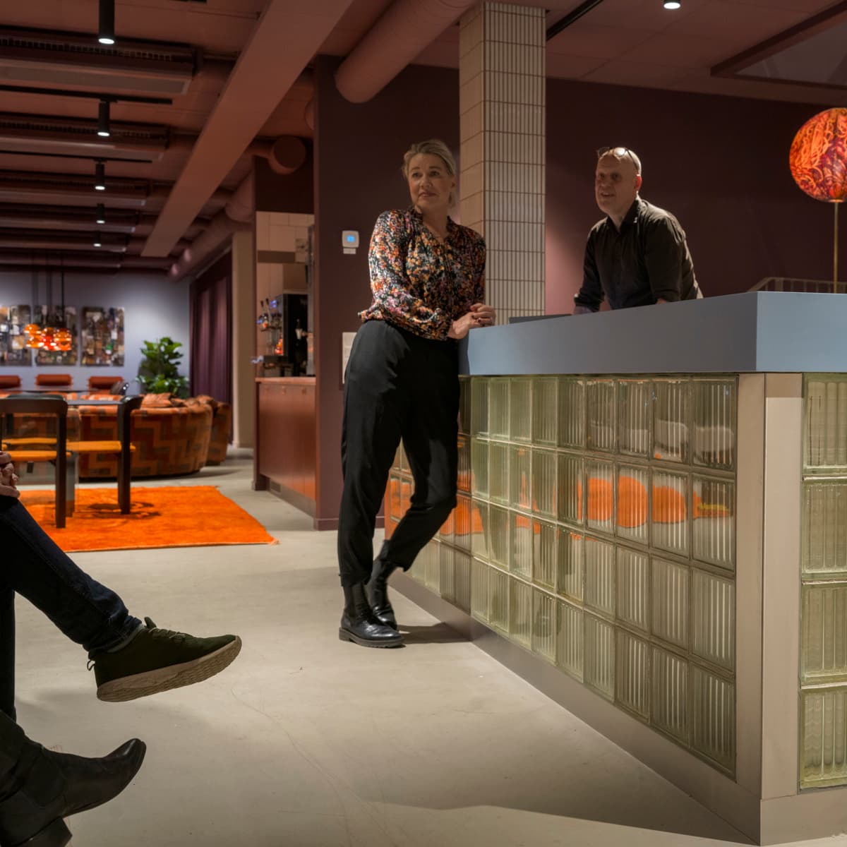 En man och en kvinna sitter vid en disk.