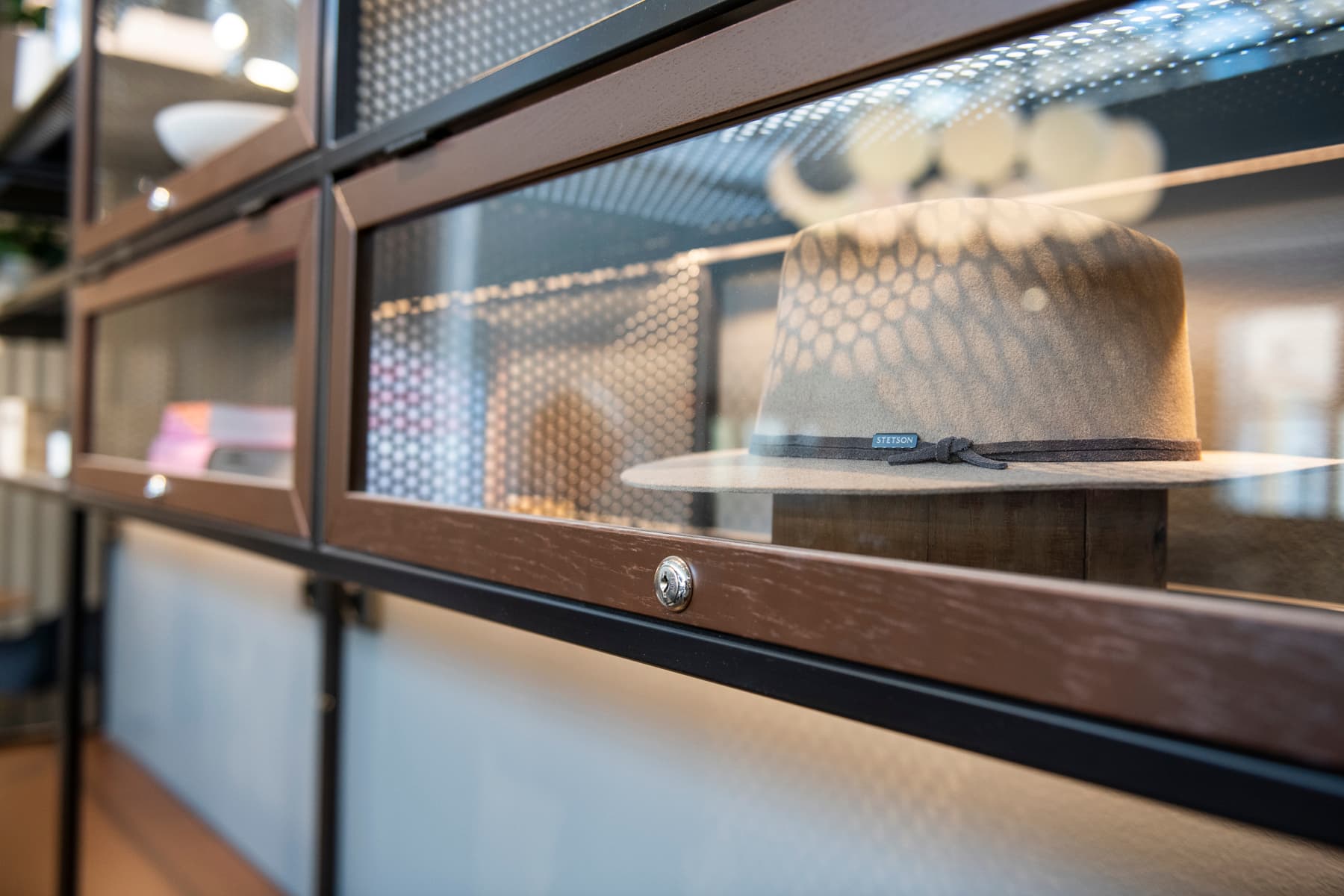 En hatt som visas upp bakom ett glasfönster.