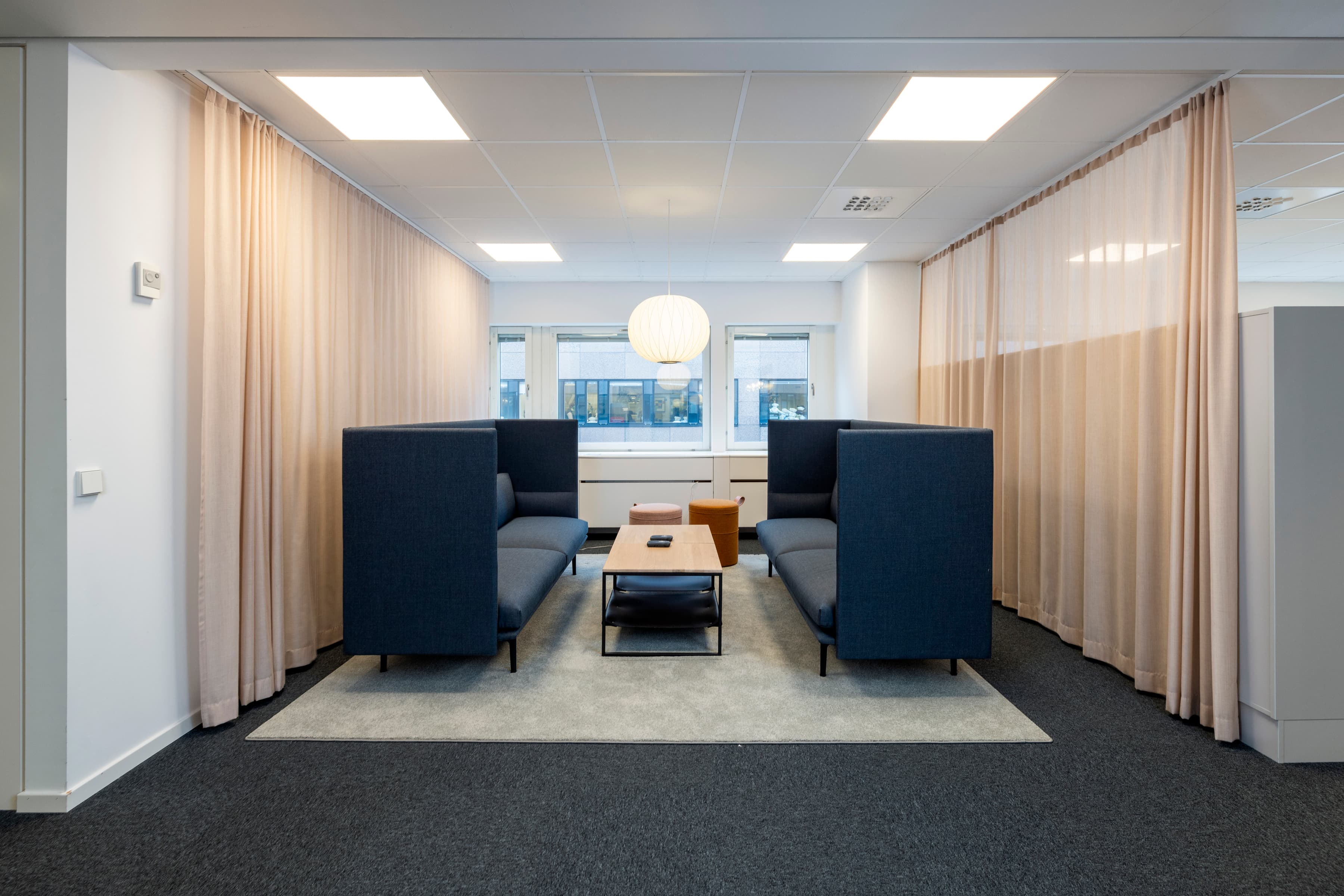 Ett vardagsrum med två soffor och ett soffbord.