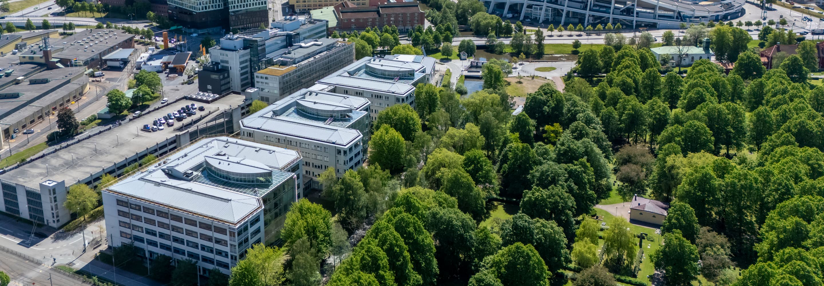 En flygbild av en stad med många träd.